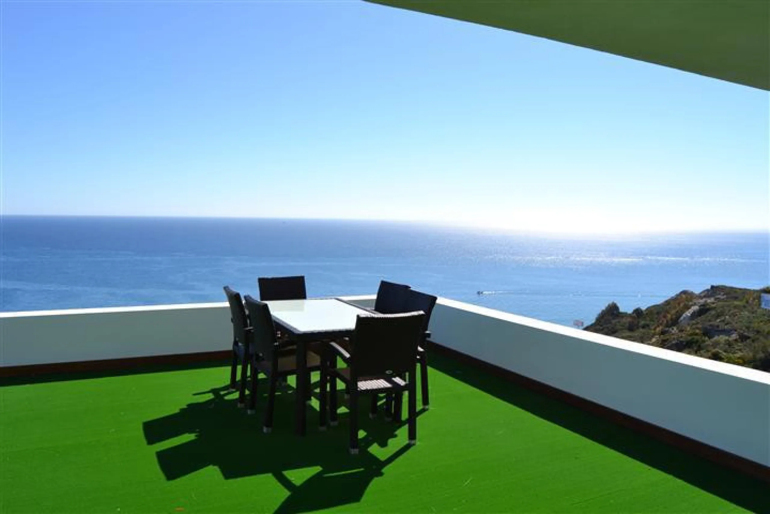 Perched above the beaches of Casares, Manilva, and Sotogrande, this exceptional villa offers uninterrupted panoramic views stretching from Gibraltar to Marbella. Every corner of the property has been designed to bring Mediterranean light and the deep blue