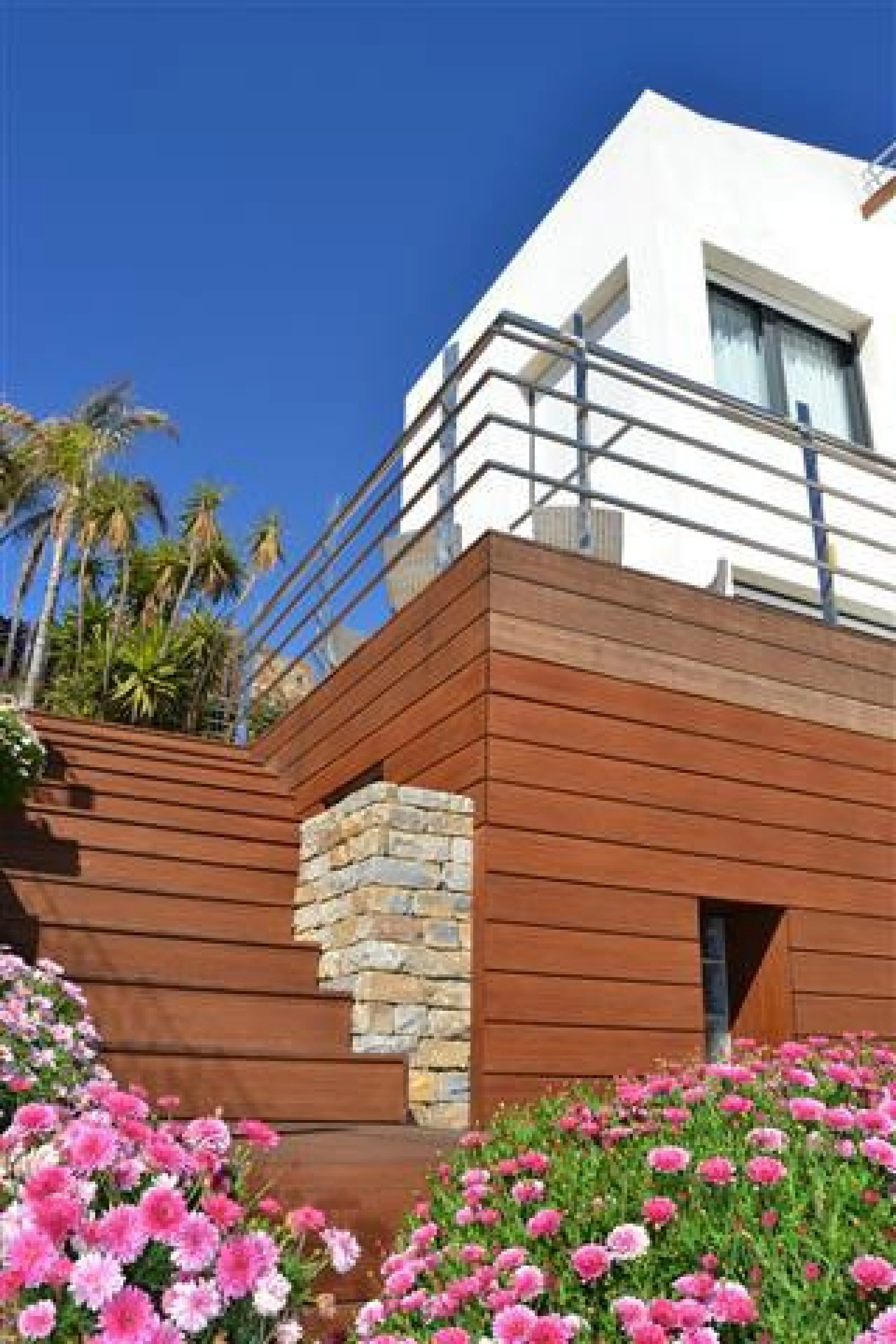 Perched above the beaches of Casares, Manilva, and Sotogrande, this exceptional villa offers uninterrupted panoramic views stretching from Gibraltar to Marbella. Every corner of the property has been designed to bring Mediterranean light and the deep blue