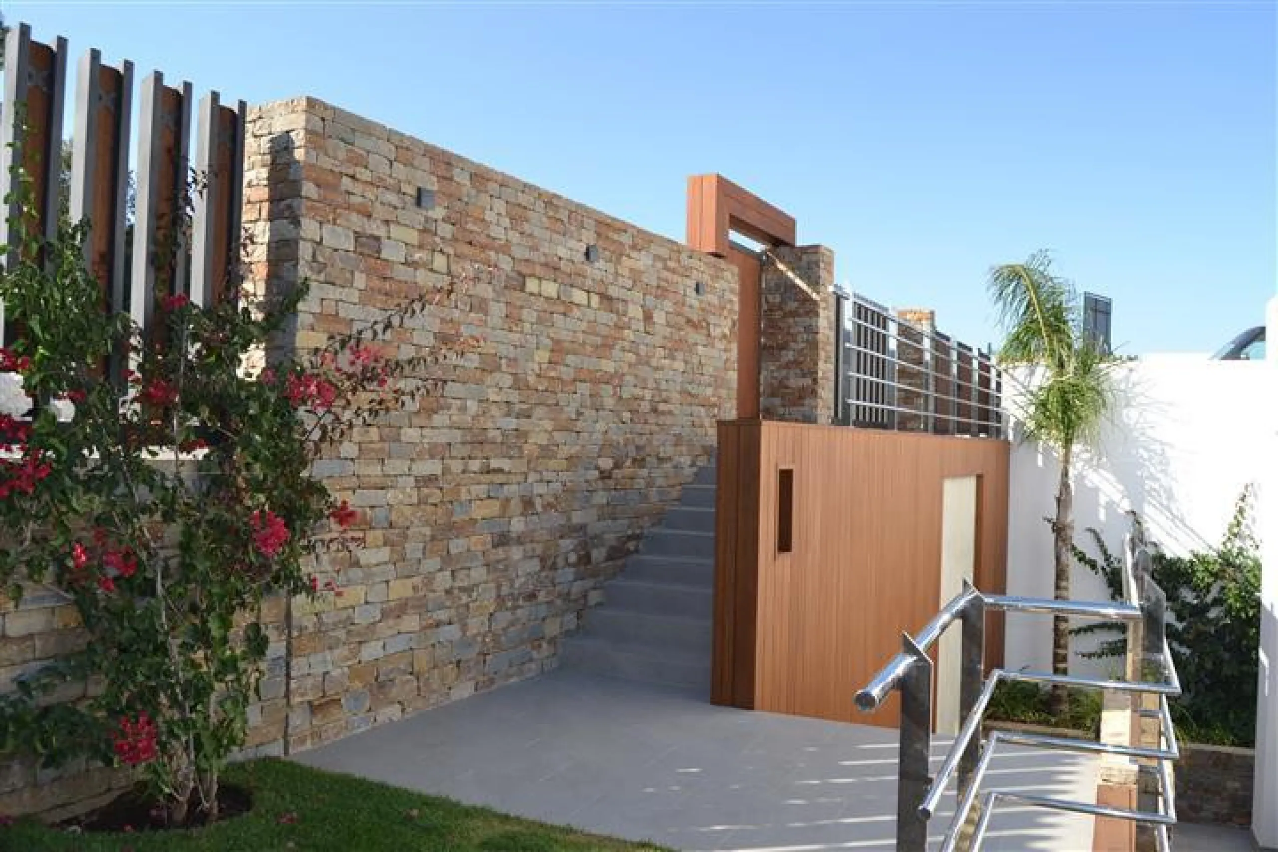 Perched above the beaches of Casares, Manilva, and Sotogrande, this exceptional villa offers uninterrupted panoramic views stretching from Gibraltar to Marbella. Every corner of the property has been designed to bring Mediterranean light and the deep blue