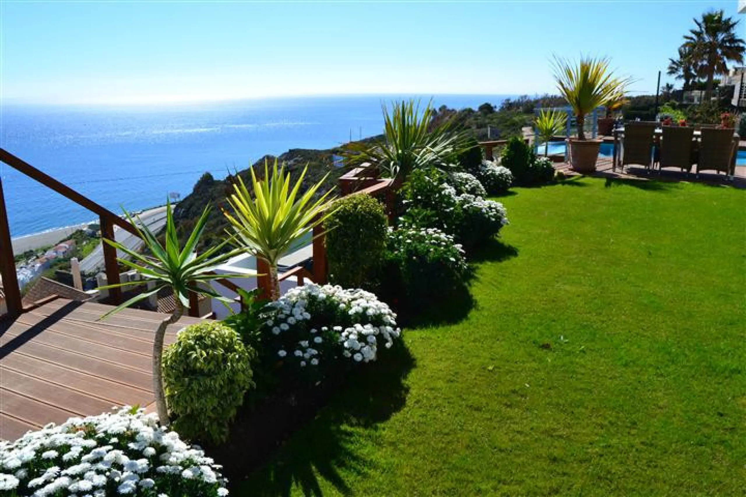 Perched above the beaches of Casares, Manilva, and Sotogrande, this exceptional villa offers uninterrupted panoramic views stretching from Gibraltar to Marbella. Every corner of the property has been designed to bring Mediterranean light and the deep blue