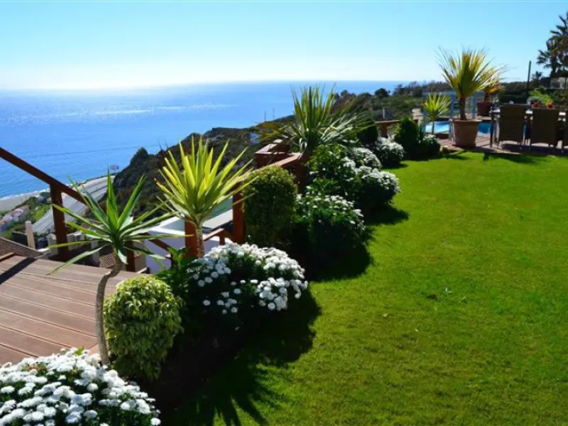 Perched above the beaches of Casares, Manilva, and Sotogrande, this exceptional villa offers uninterrupted panoramic views stretching from Gibraltar to Marbella. Every corner of the property has been designed to bring Mediterranean light and the deep blue