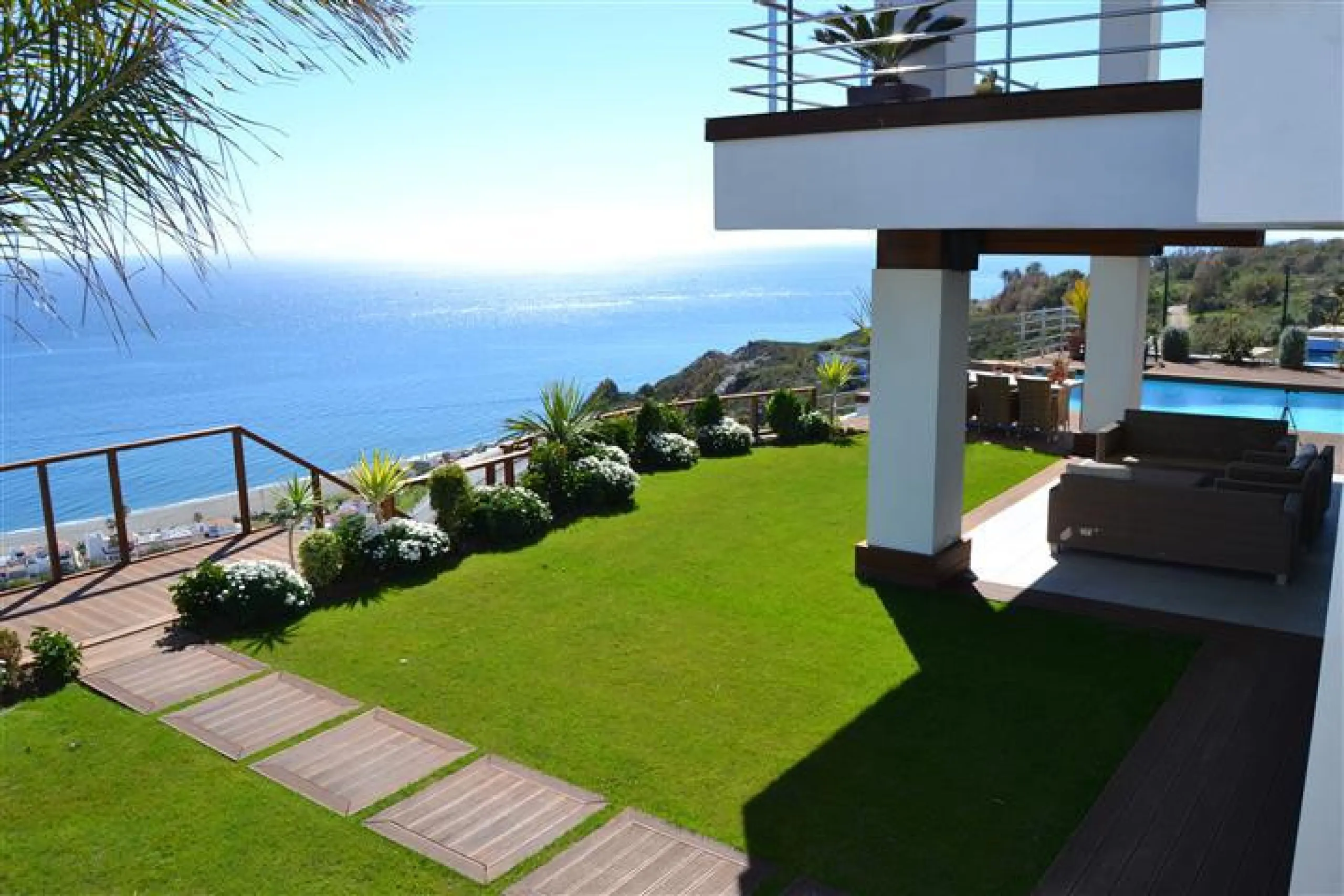 Perched above the beaches of Casares, Manilva, and Sotogrande, this exceptional villa offers uninterrupted panoramic views stretching from Gibraltar to Marbella. Every corner of the property has been designed to bring Mediterranean light and the deep blue