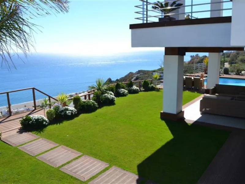 Perched above the beaches of Casares, Manilva, and Sotogrande, this exceptional villa offers uninterrupted panoramic views stretching from Gibraltar to Marbella. Every corner of the property has been designed to bring Mediterranean light and the deep blue