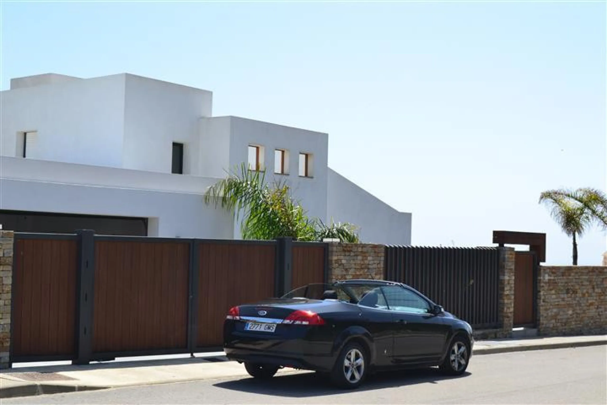 Perched above the beaches of Casares, Manilva, and Sotogrande, this exceptional villa offers uninterrupted panoramic views stretching from Gibraltar to Marbella. Every corner of the property has been designed to bring Mediterranean light and the deep blue
