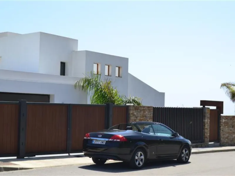 Perched above the beaches of Casares, Manilva, and Sotogrande, this exceptional villa offers uninterrupted panoramic views stretching from Gibraltar to Marbella. Every corner of the property has been designed to bring Mediterranean light and the deep blue