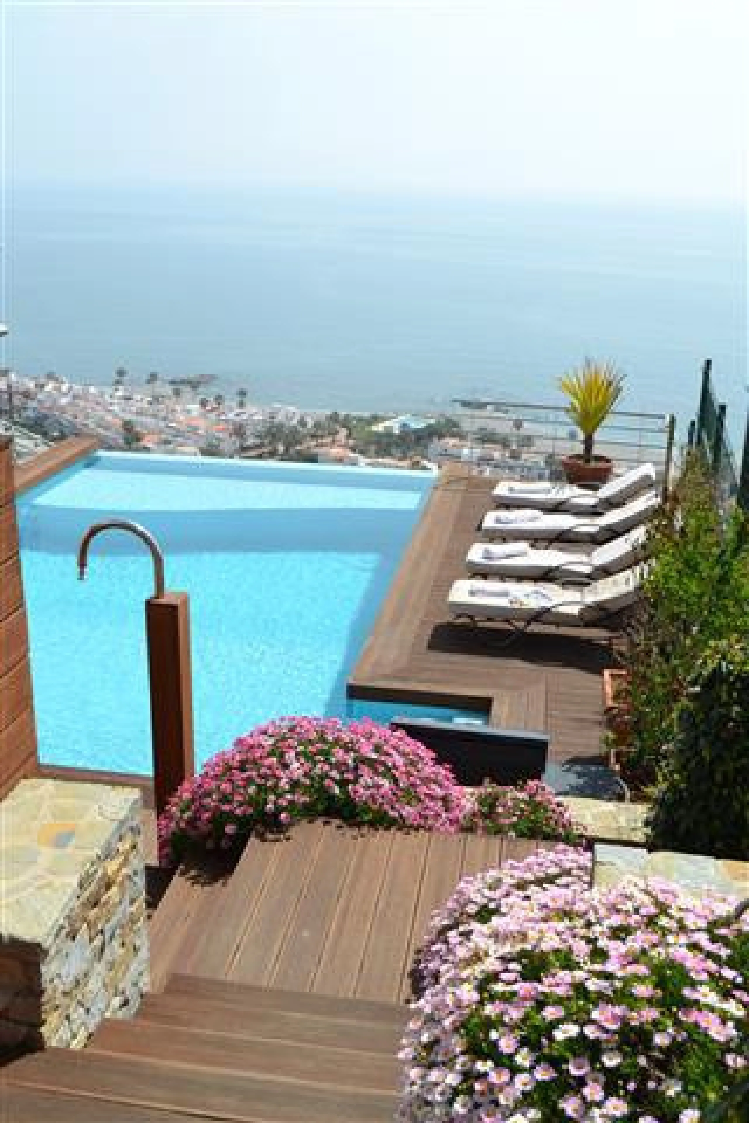 Perched above the beaches of Casares, Manilva, and Sotogrande, this exceptional villa offers uninterrupted panoramic views stretching from Gibraltar to Marbella. Every corner of the property has been designed to bring Mediterranean light and the deep blue