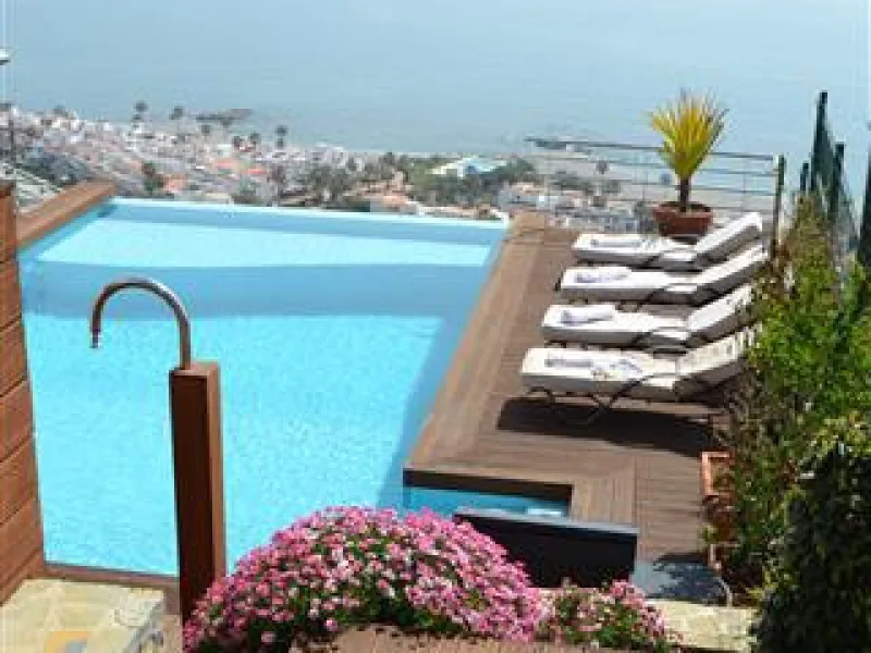 Perched above the beaches of Casares, Manilva, and Sotogrande, this exceptional villa offers uninterrupted panoramic views stretching from Gibraltar to Marbella. Every corner of the property has been designed to bring Mediterranean light and the deep blue