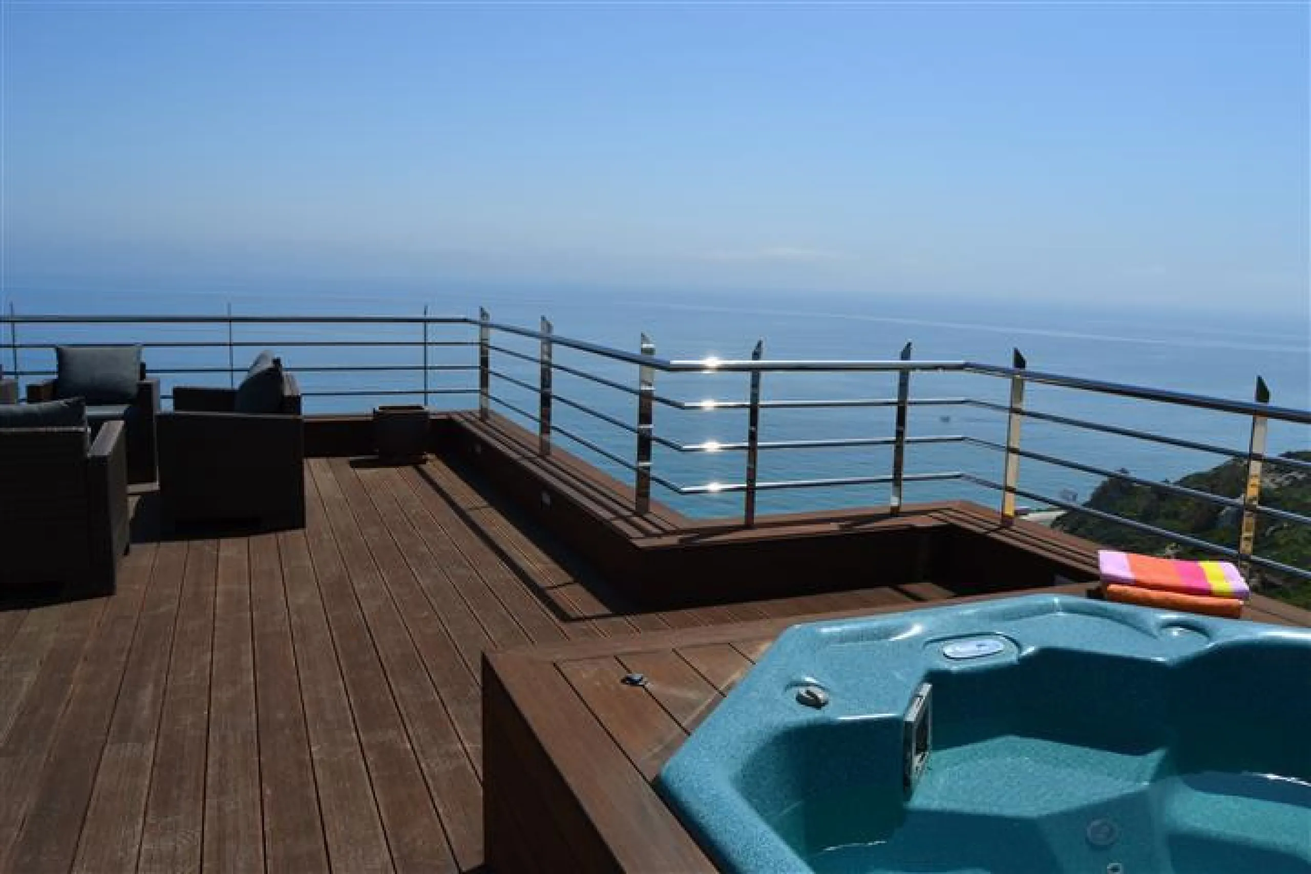 Perched above the beaches of Casares, Manilva, and Sotogrande, this exceptional villa offers uninterrupted panoramic views stretching from Gibraltar to Marbella. Every corner of the property has been designed to bring Mediterranean light and the deep blue