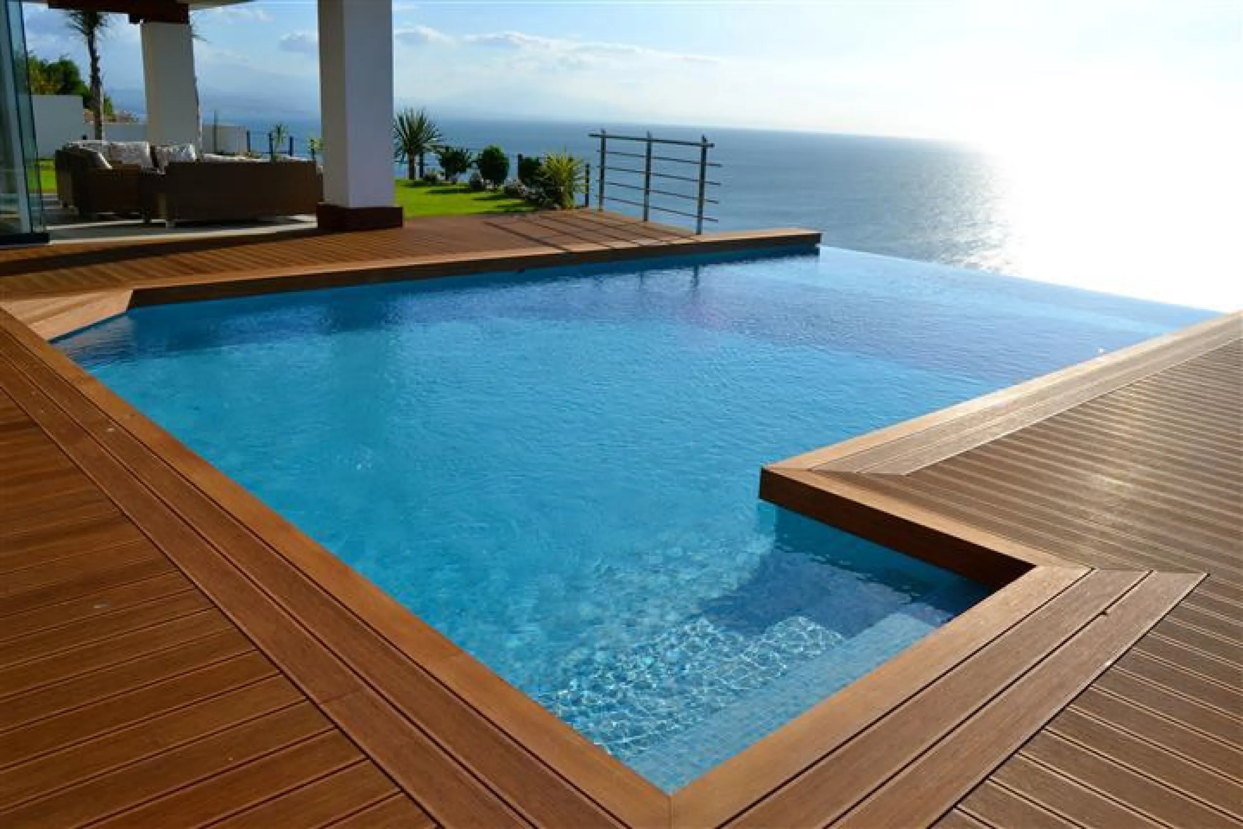 Perched above the beaches of Casares, Manilva, and Sotogrande, this exceptional villa offers uninterrupted panoramic views stretching from Gibraltar to Marbella. Every corner of the property has been designed to bring Mediterranean light and the deep blue