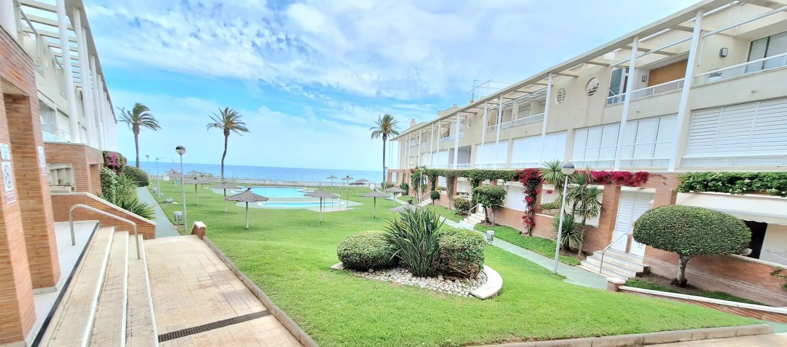Exclusive seafront ground floor apartment in Masía Blanca, El Vendrell