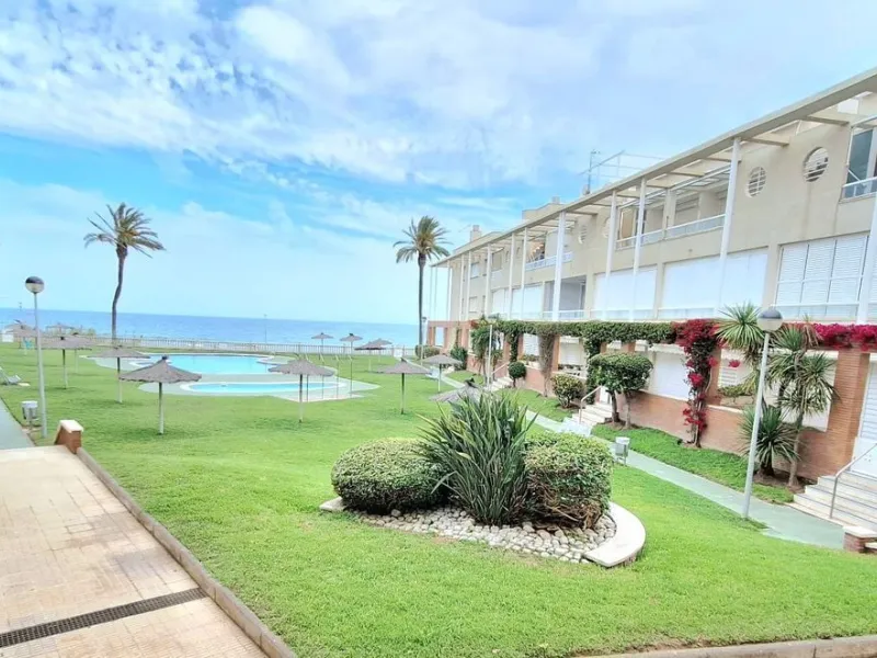 Exclusive seafront ground floor apartment in Masía Blanca, El Vendrell