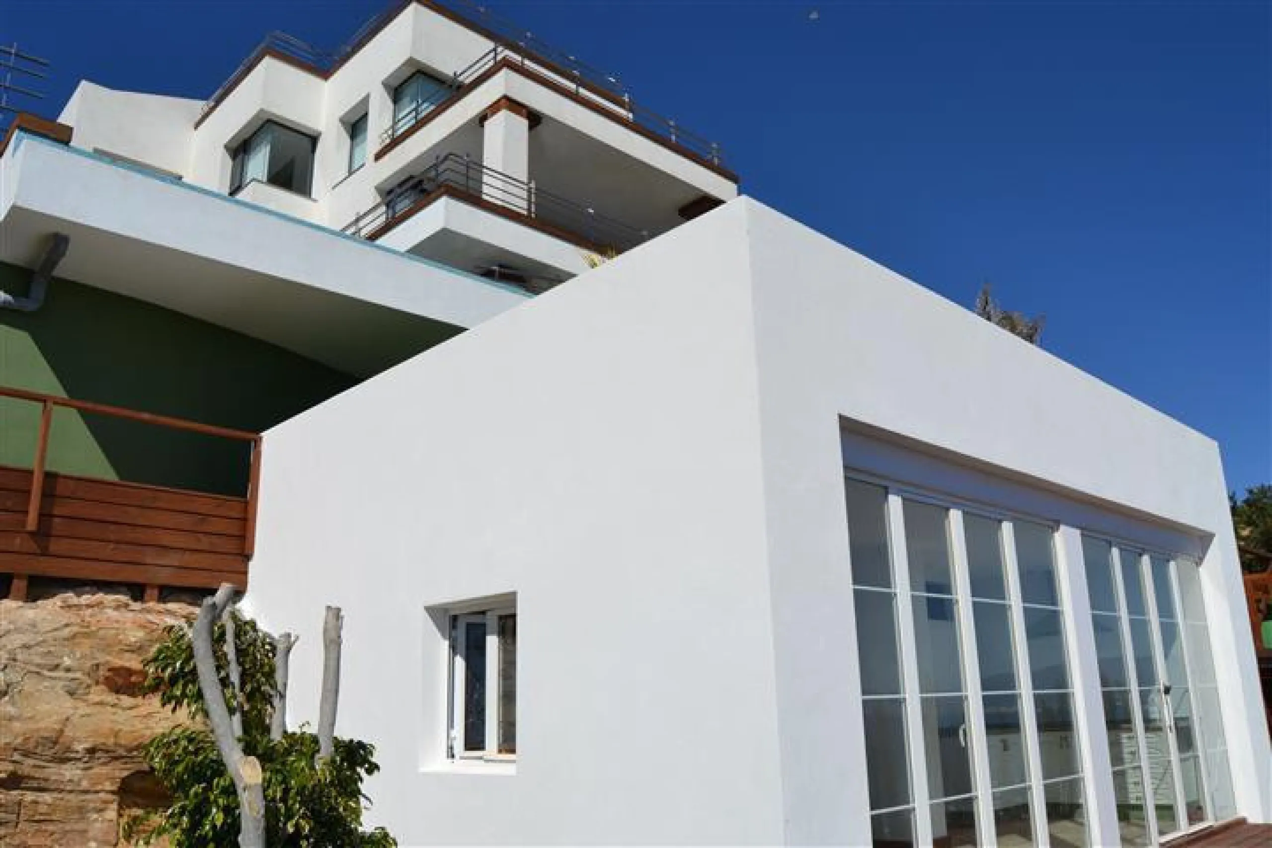 Perched above the beaches of Casares, Manilva, and Sotogrande, this exceptional villa offers uninterrupted panoramic views stretching from Gibraltar to Marbella. Every corner of the property has been designed to bring Mediterranean light and the deep blue