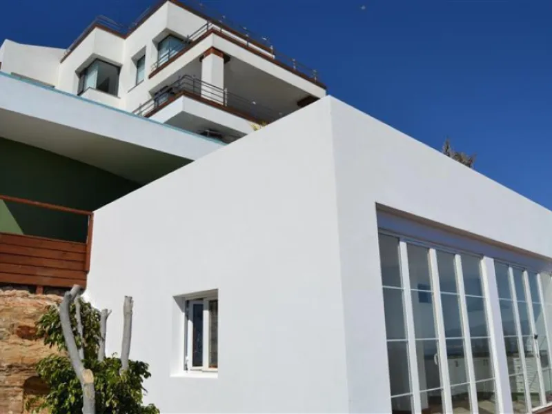 Perched above the beaches of Casares, Manilva, and Sotogrande, this exceptional villa offers uninterrupted panoramic views stretching from Gibraltar to Marbella. Every corner of the property has been designed to bring Mediterranean light and the deep blue