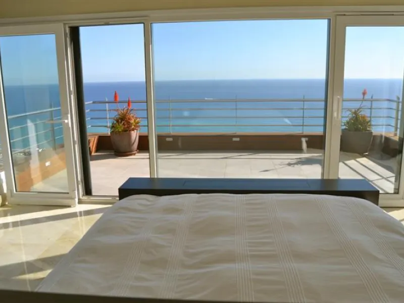 Perched above the beaches of Casares, Manilva, and Sotogrande, this exceptional villa offers uninterrupted panoramic views stretching from Gibraltar to Marbella. Every corner of the property has been designed to bring Mediterranean light and the deep blue
