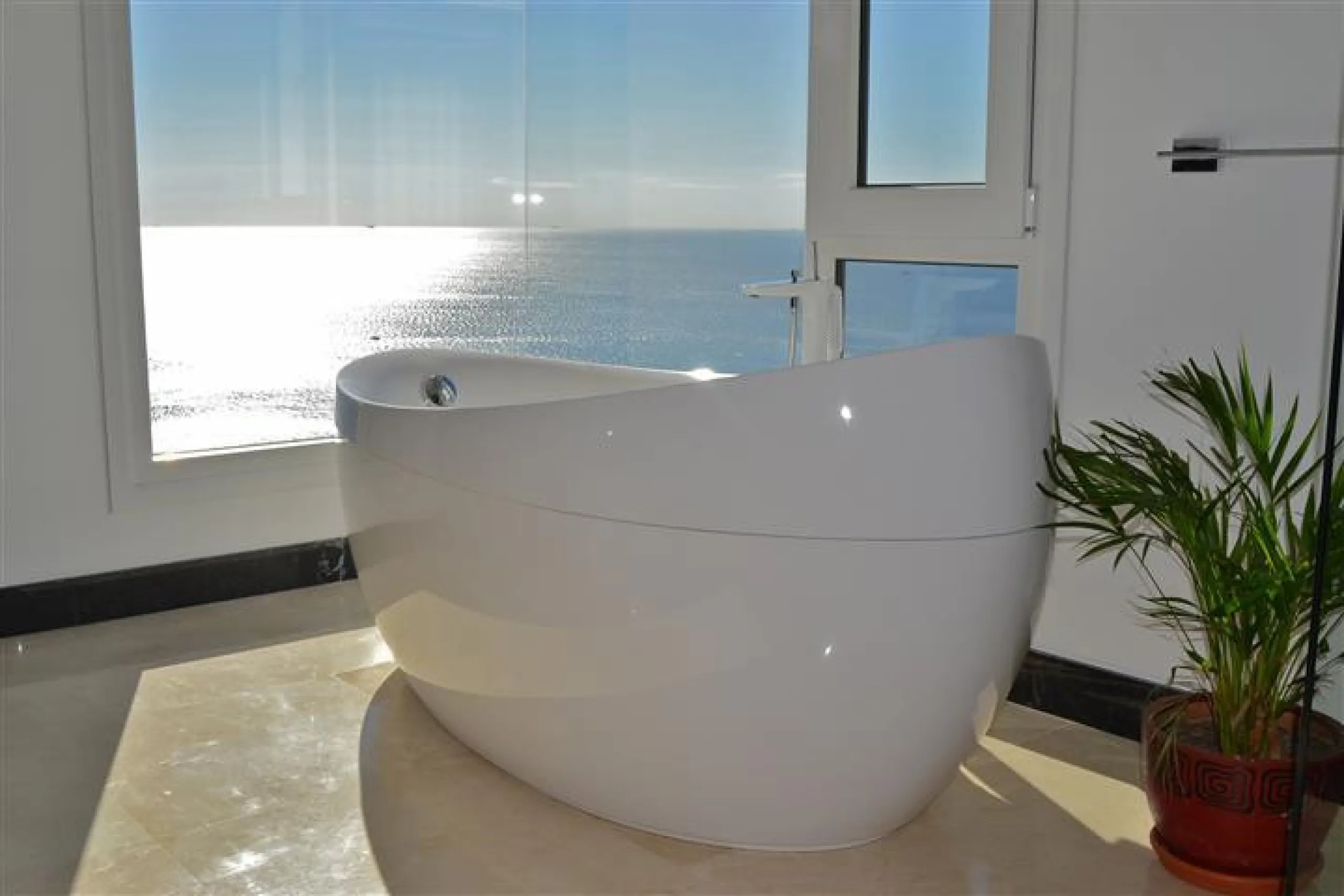 Perched above the beaches of Casares, Manilva, and Sotogrande, this exceptional villa offers uninterrupted panoramic views stretching from Gibraltar to Marbella. Every corner of the property has been designed to bring Mediterranean light and the deep blue