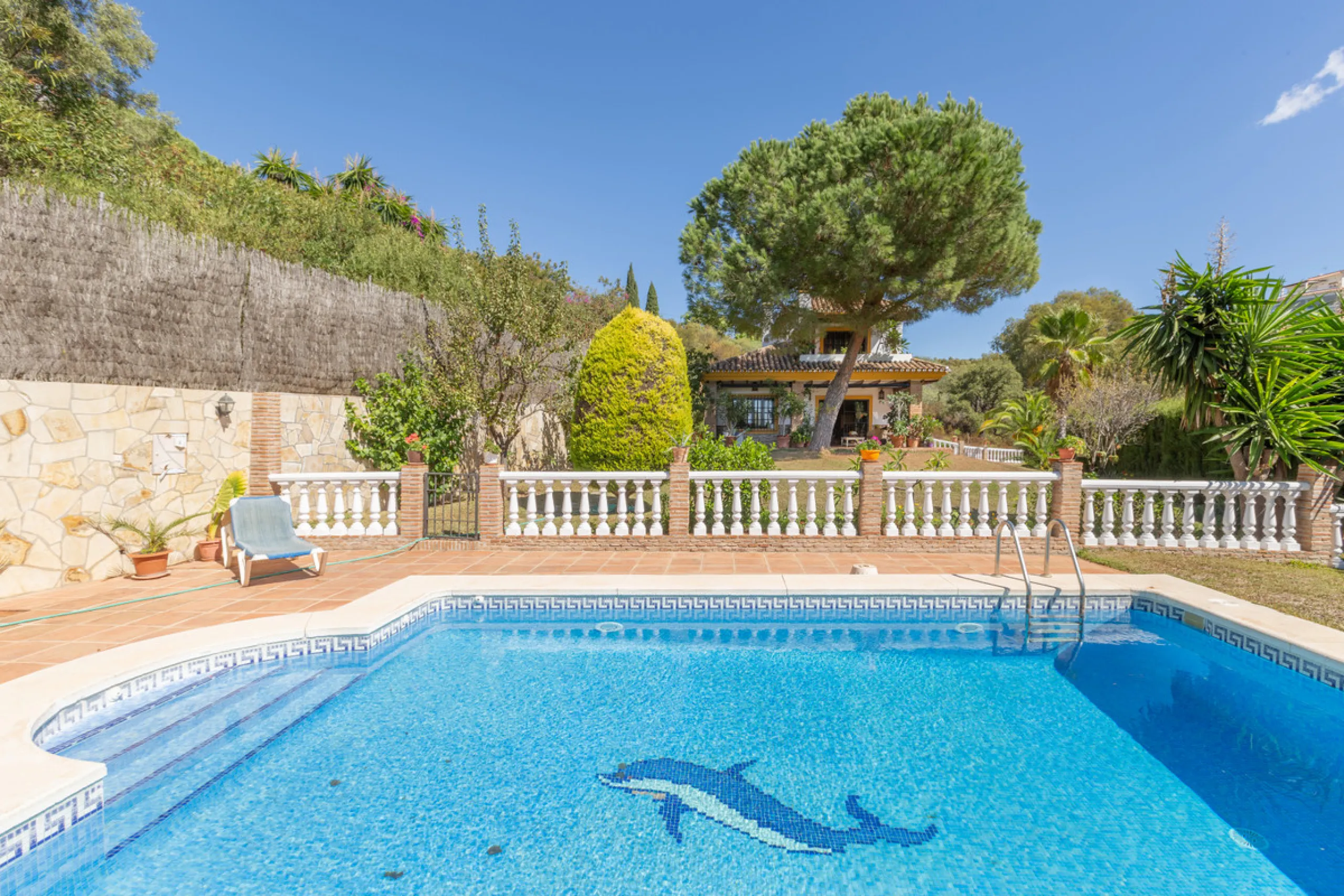 Rustic style villa distributed over three floors, located in a quiet area of Elviria. The property has four bedrooms, two bathrooms and a toilet, a fully fitted kitchen and a spacious living room. It is characterized by its high ceilings, its Andalusian s