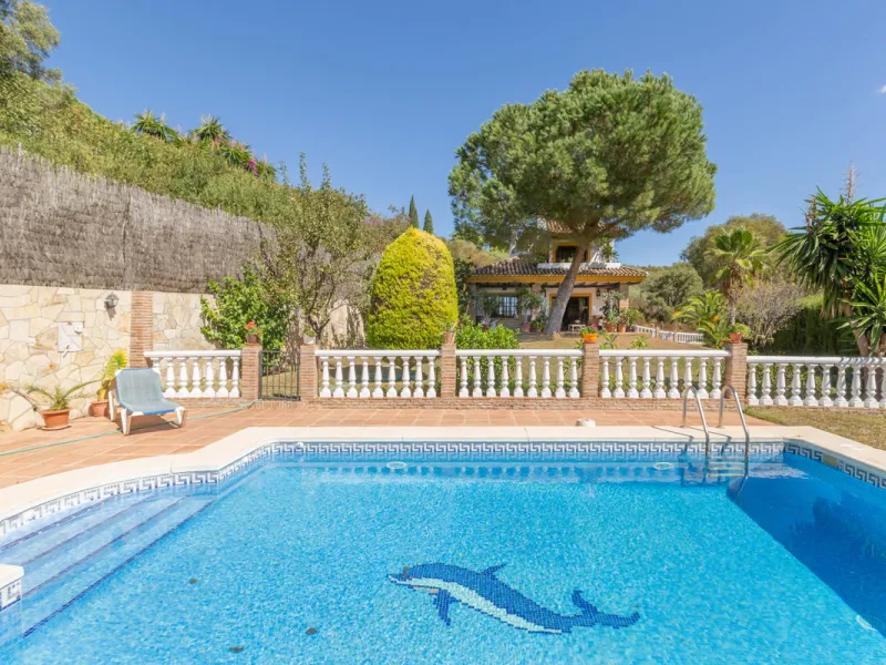 Rustic style villa distributed over three floors, located in a quiet area of Elviria. The property has four bedrooms, two bathrooms and a toilet, a fully fitted kitchen and a spacious living room. It is characterized by its high ceilings, its Andalusian s