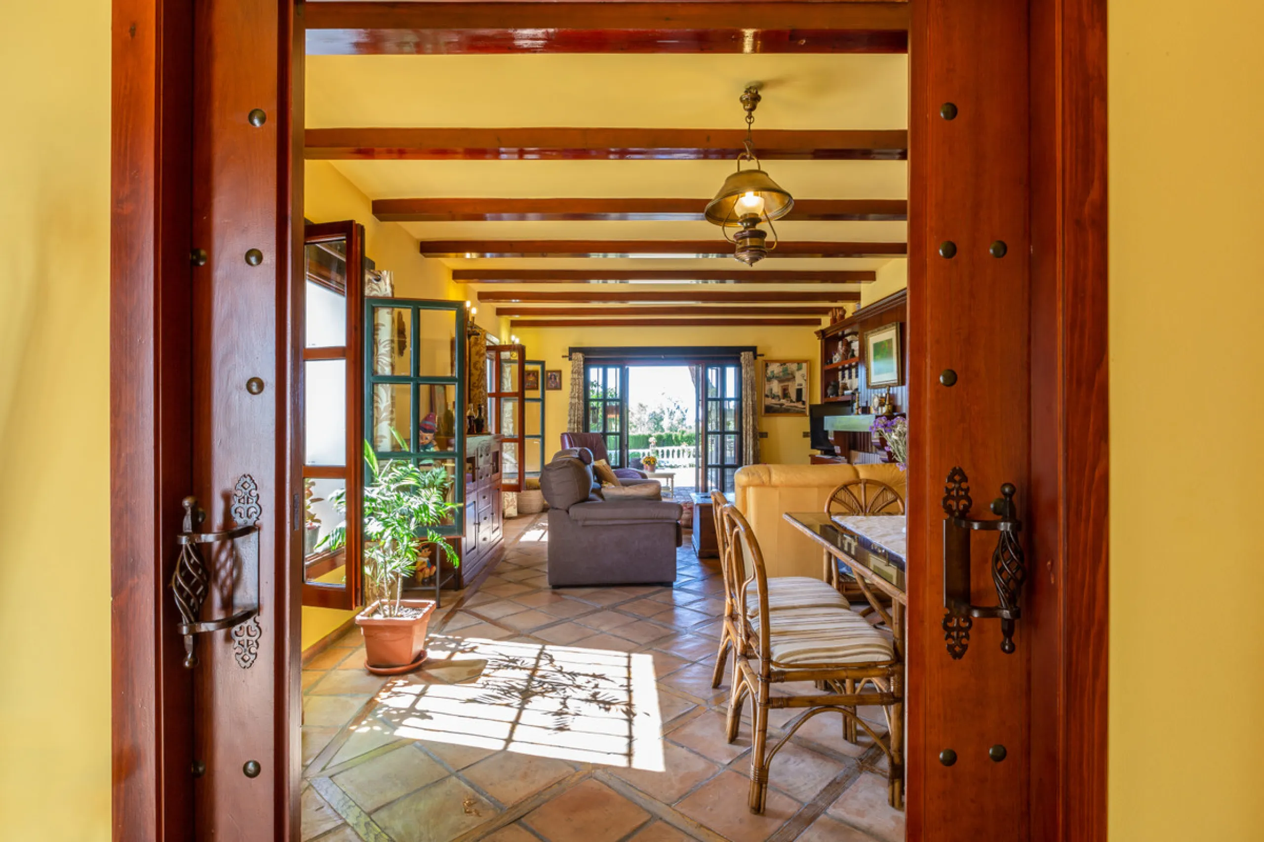 Rustic style villa distributed over three floors, located in a quiet area of Elviria. The property has four bedrooms, two bathrooms and a toilet, a fully fitted kitchen and a spacious living room. It is characterized by its high ceilings, its Andalusian s