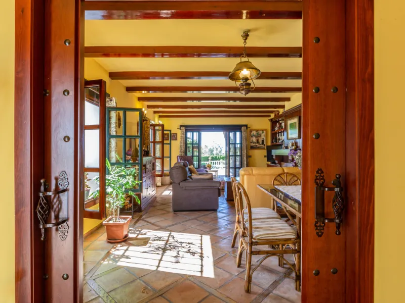Rustic style villa distributed over three floors, located in a quiet area of Elviria. The property has four bedrooms, two bathrooms and a toilet, a fully fitted kitchen and a spacious living room. It is characterized by its high ceilings, its Andalusian s