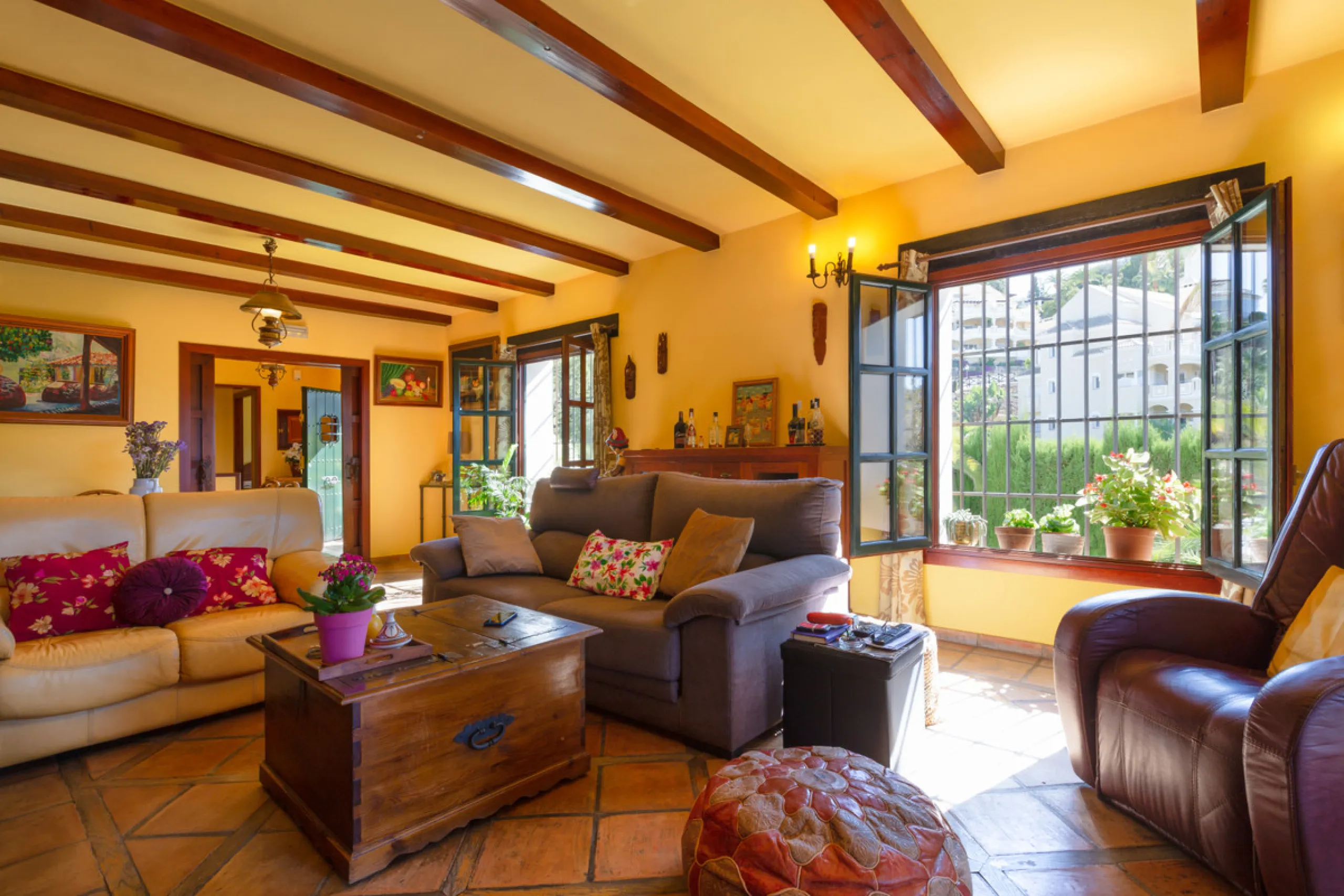Rustic style villa distributed over three floors, located in a quiet area of Elviria. The property has four bedrooms, two bathrooms and a toilet, a fully fitted kitchen and a spacious living room. It is characterized by its high ceilings, its Andalusian s
