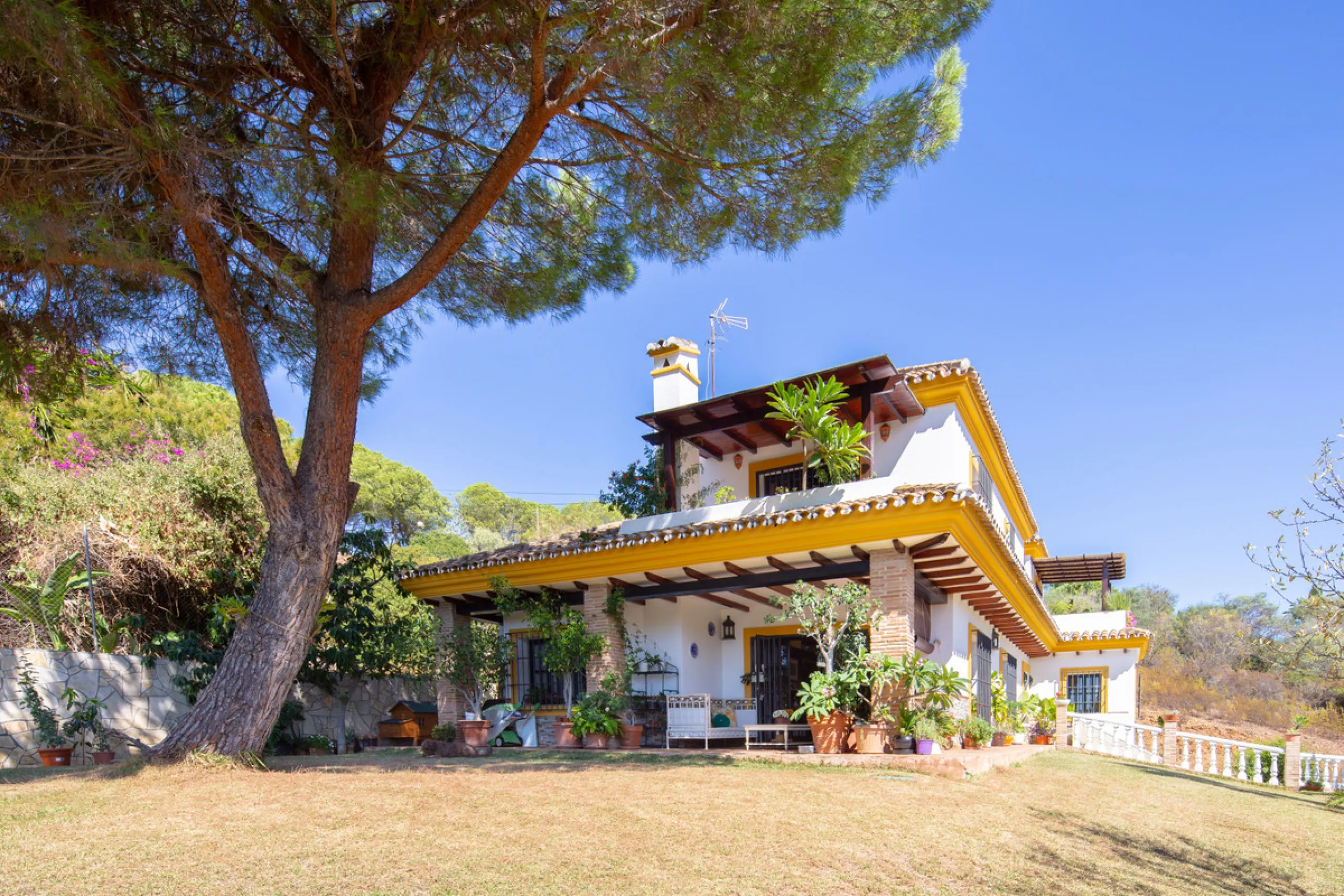 Rustic style villa distributed over three floors, located in a quiet area of Elviria. The property has four bedrooms, two bathrooms and a toilet, a fully fitted kitchen and a spacious living room. It is characterized by its high ceilings, its Andalusian s
