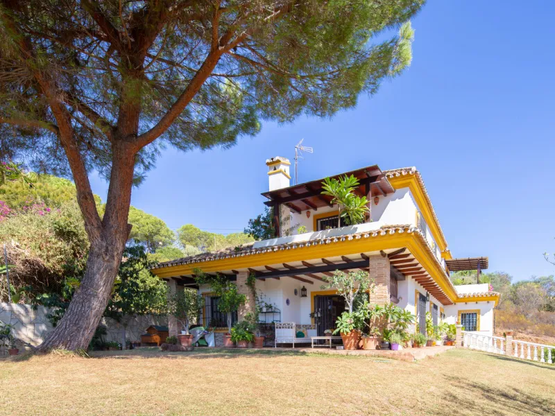 Rustic style villa distributed over three floors, located in a quiet area of Elviria. The property has four bedrooms, two bathrooms and a toilet, a fully fitted kitchen and a spacious living room. It is characterized by its high ceilings, its Andalusian s