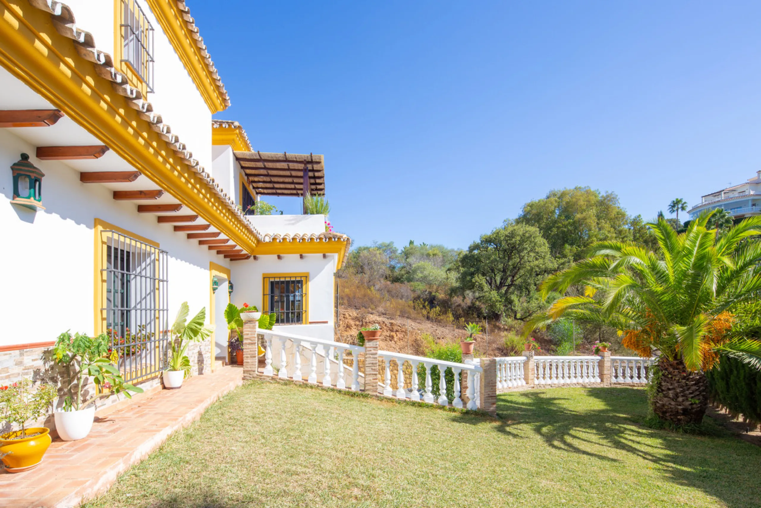 Rustic style villa distributed over three floors, located in a quiet area of Elviria. The property has four bedrooms, two bathrooms and a toilet, a fully fitted kitchen and a spacious living room. It is characterized by its high ceilings, its Andalusian s