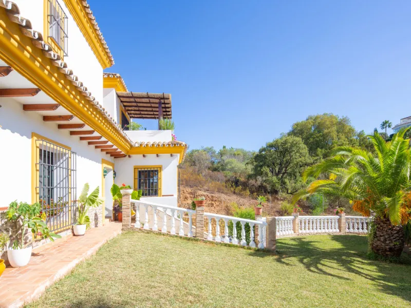 Rustic style villa distributed over three floors, located in a quiet area of Elviria. The property has four bedrooms, two bathrooms and a toilet, a fully fitted kitchen and a spacious living room. It is characterized by its high ceilings, its Andalusian s