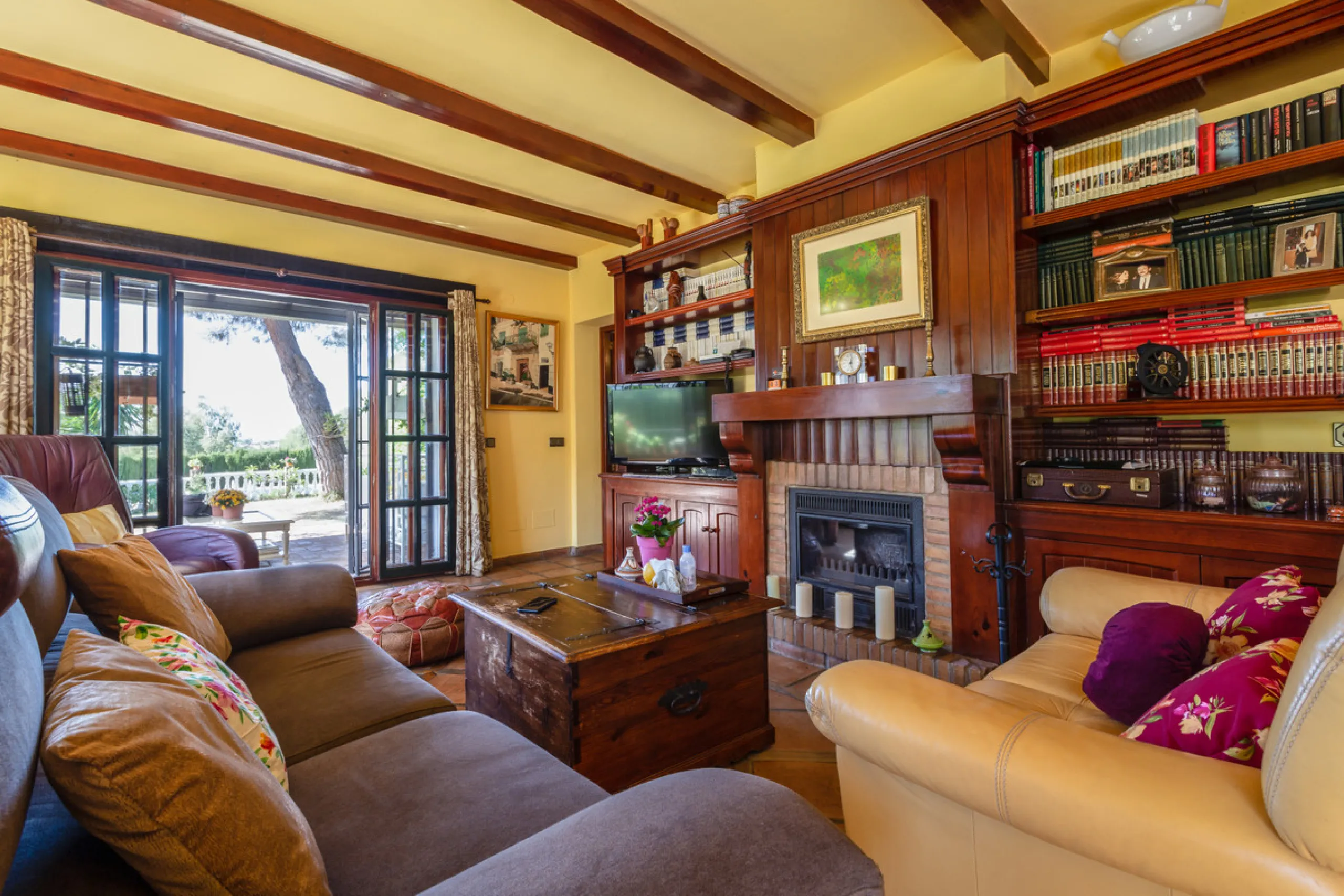 Rustic style villa distributed over three floors, located in a quiet area of Elviria. The property has four bedrooms, two bathrooms and a toilet, a fully fitted kitchen and a spacious living room. It is characterized by its high ceilings, its Andalusian s