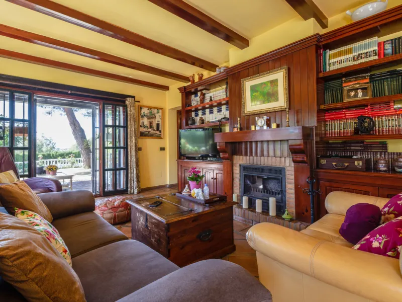 Rustic style villa distributed over three floors, located in a quiet area of Elviria. The property has four bedrooms, two bathrooms and a toilet, a fully fitted kitchen and a spacious living room. It is characterized by its high ceilings, its Andalusian s