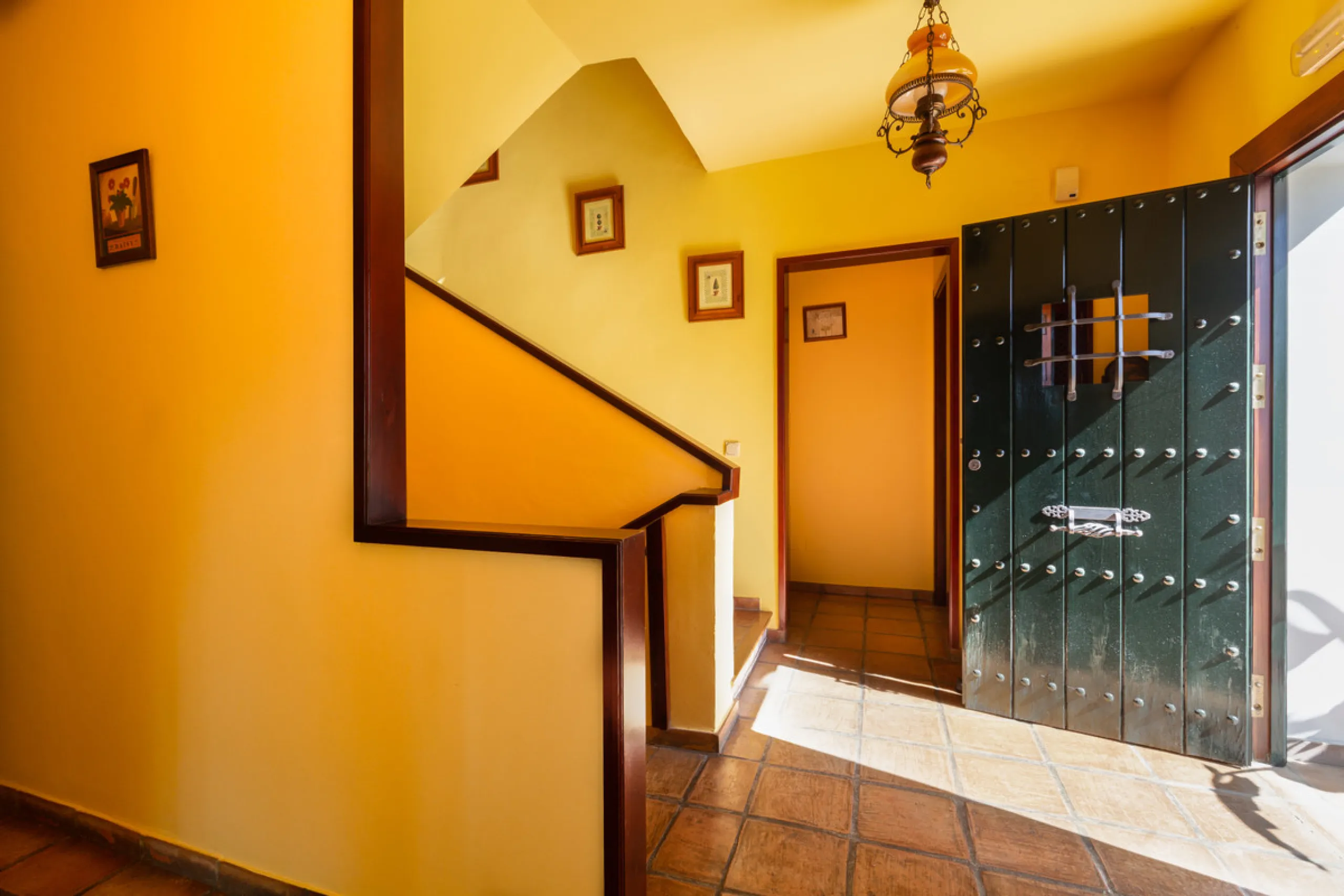 Rustic style villa distributed over three floors, located in a quiet area of Elviria. The property has four bedrooms, two bathrooms and a toilet, a fully fitted kitchen and a spacious living room. It is characterized by its high ceilings, its Andalusian s