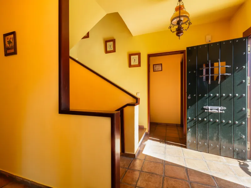 Rustic style villa distributed over three floors, located in a quiet area of Elviria. The property has four bedrooms, two bathrooms and a toilet, a fully fitted kitchen and a spacious living room. It is characterized by its high ceilings, its Andalusian s