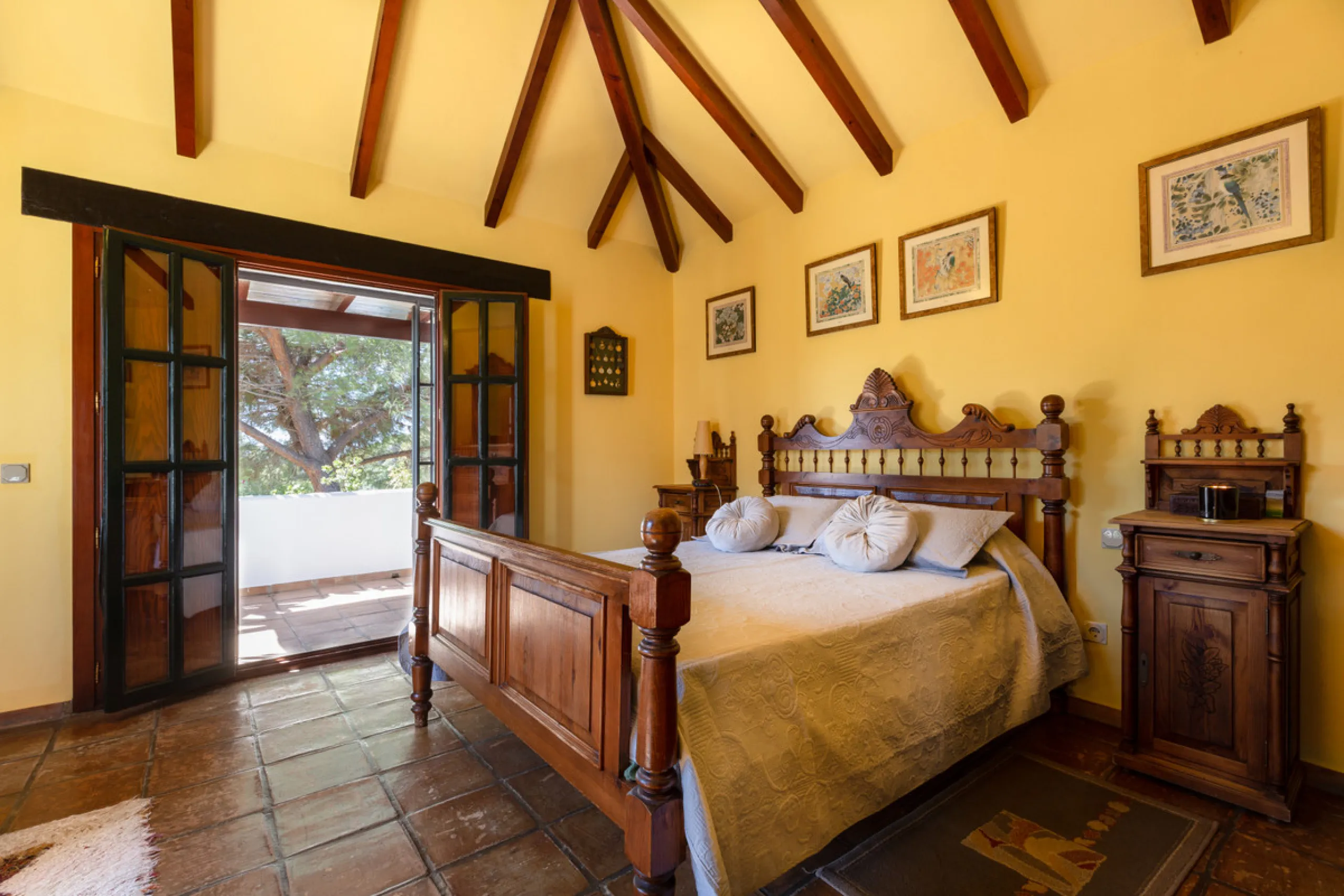 Rustic style villa distributed over three floors, located in a quiet area of Elviria. The property has four bedrooms, two bathrooms and a toilet, a fully fitted kitchen and a spacious living room. It is characterized by its high ceilings, its Andalusian s