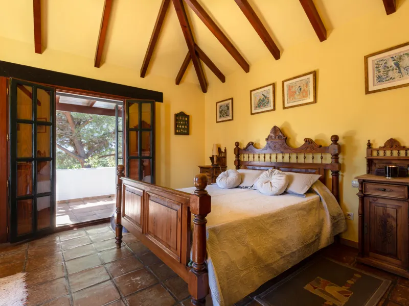 Rustic style villa distributed over three floors, located in a quiet area of Elviria. The property has four bedrooms, two bathrooms and a toilet, a fully fitted kitchen and a spacious living room. It is characterized by its high ceilings, its Andalusian s