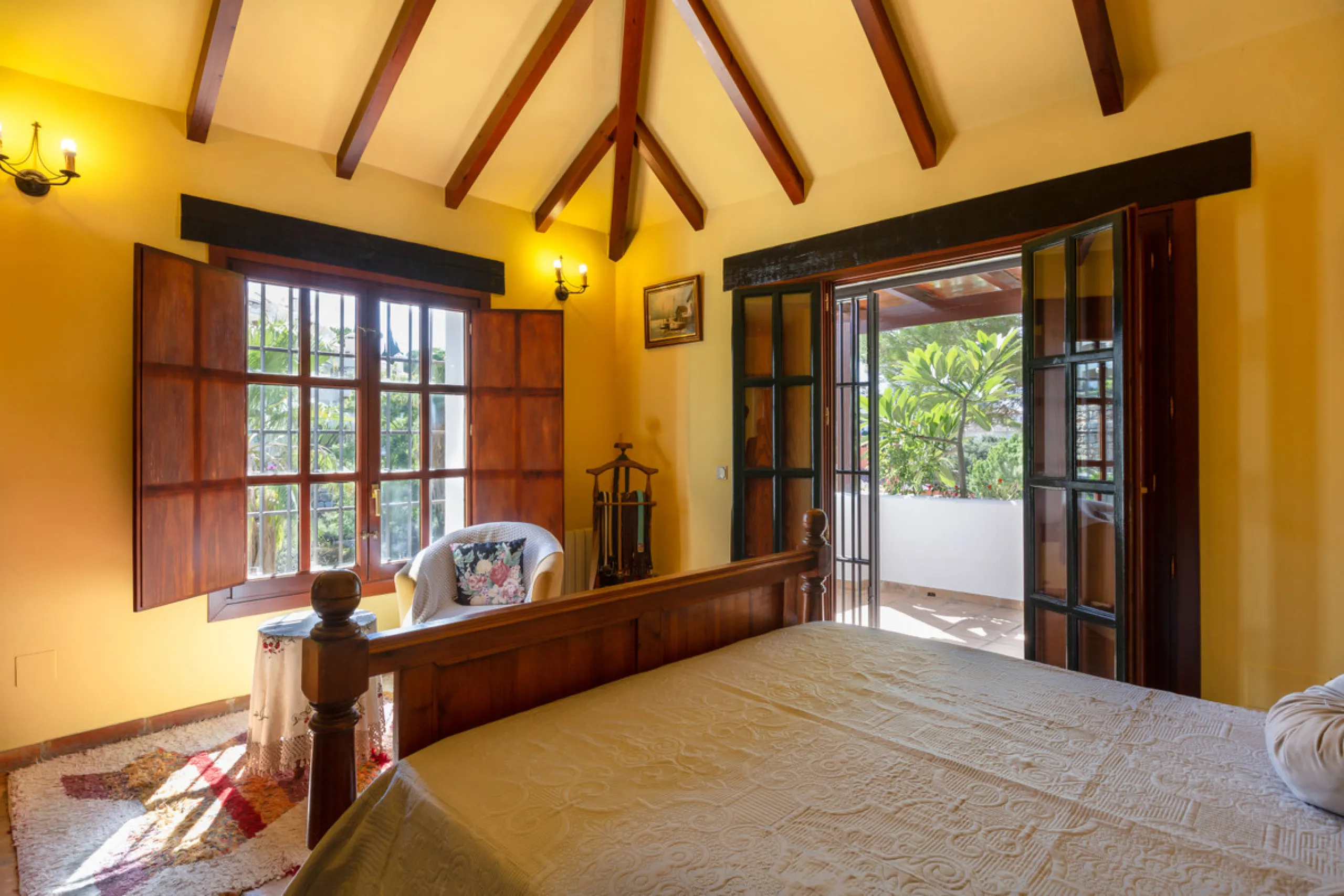 Rustic style villa distributed over three floors, located in a quiet area of Elviria. The property has four bedrooms, two bathrooms and a toilet, a fully fitted kitchen and a spacious living room. It is characterized by its high ceilings, its Andalusian s