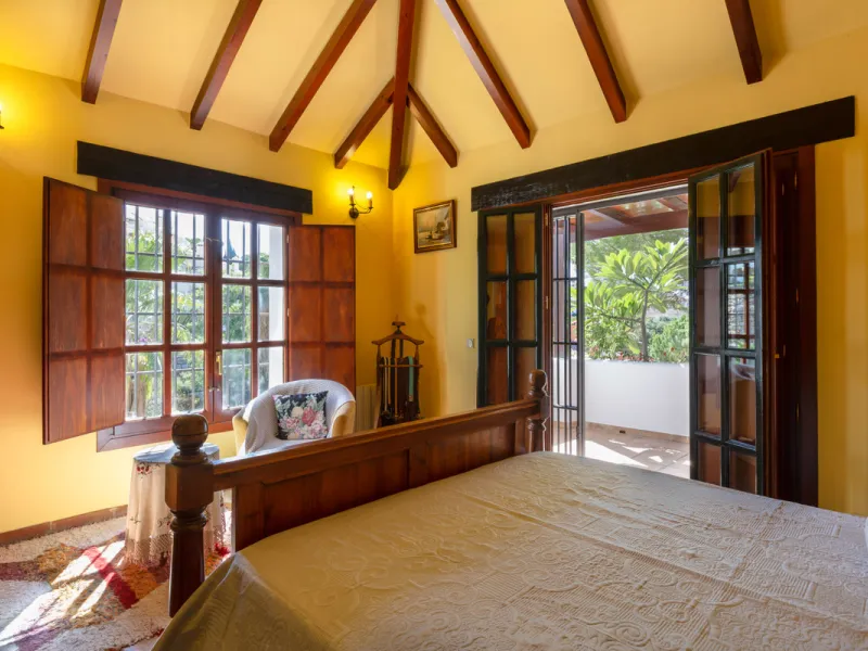 Rustic style villa distributed over three floors, located in a quiet area of Elviria. The property has four bedrooms, two bathrooms and a toilet, a fully fitted kitchen and a spacious living room. It is characterized by its high ceilings, its Andalusian s