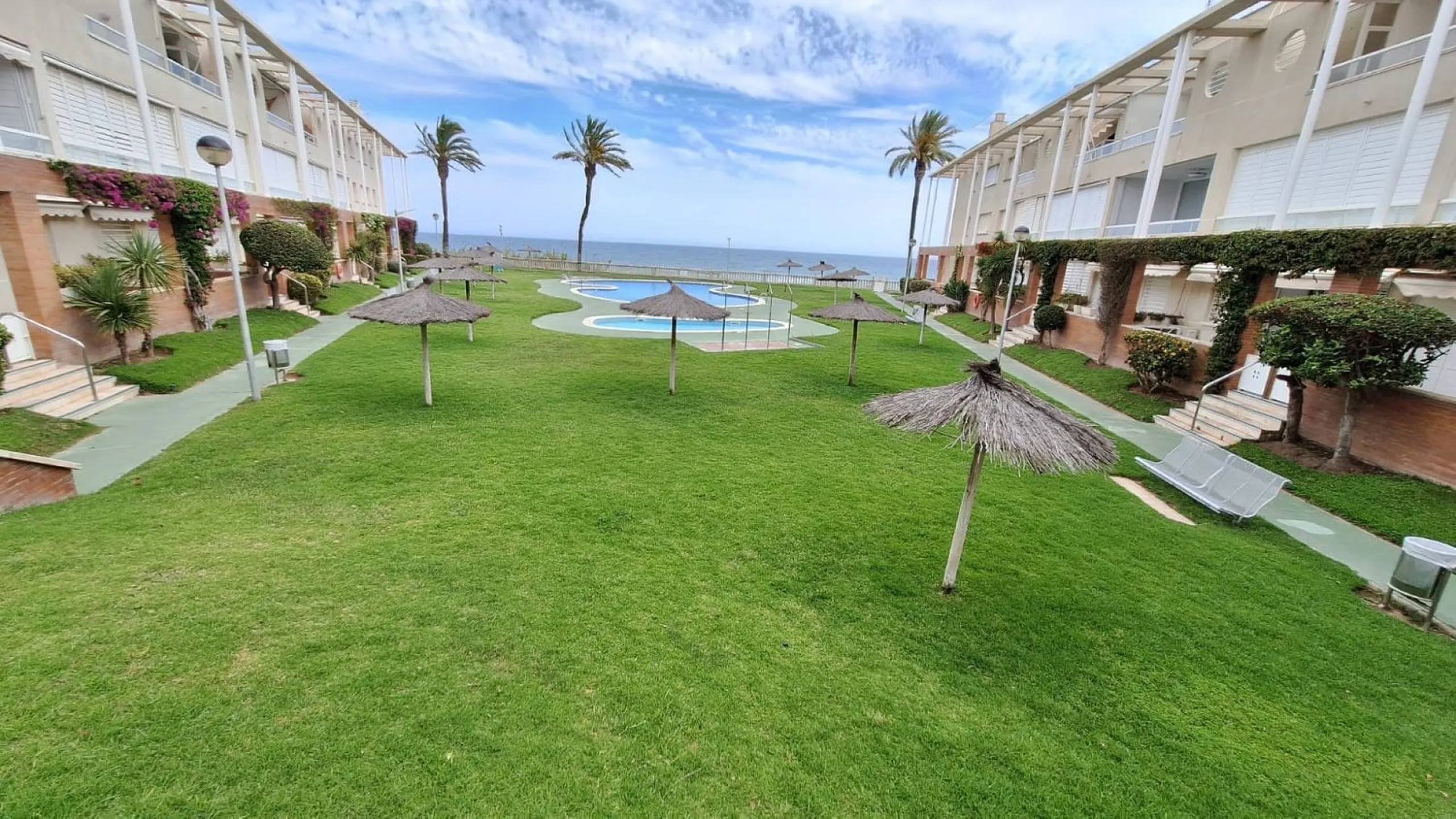 Exclusive seafront ground floor apartment in Masía Blanca, El Vendrell