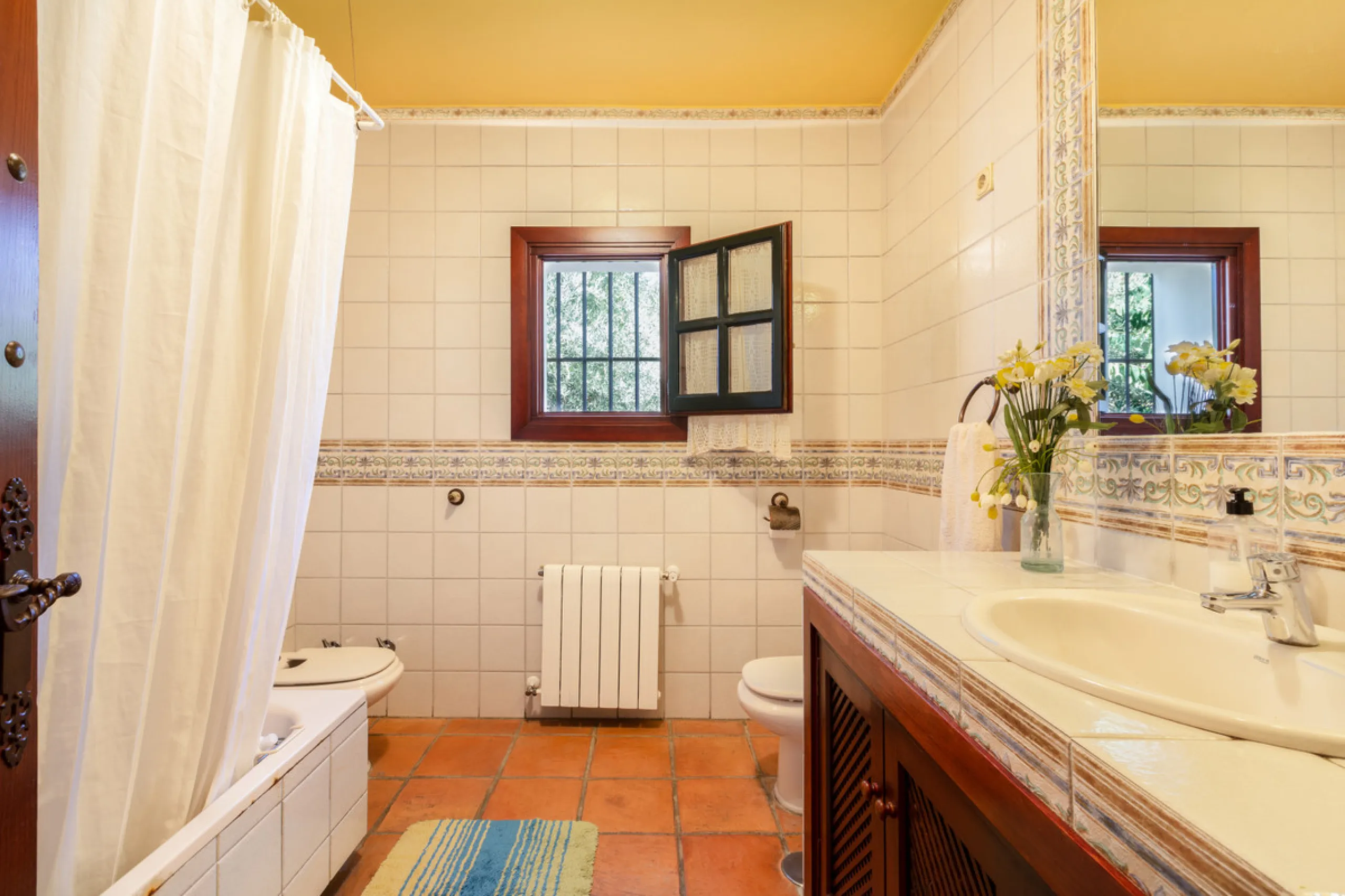 Rustic style villa distributed over three floors, located in a quiet area of Elviria. The property has four bedrooms, two bathrooms and a toilet, a fully fitted kitchen and a spacious living room. It is characterized by its high ceilings, its Andalusian s