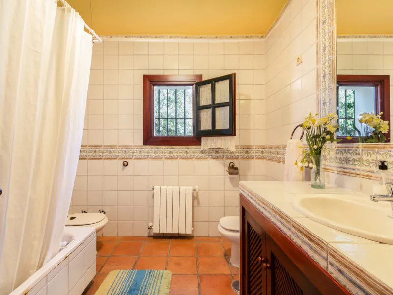 Rustic style villa distributed over three floors, located in a quiet area of Elviria. The property has four bedrooms, two bathrooms and a toilet, a fully fitted kitchen and a spacious living room. It is characterized by its high ceilings, its Andalusian s