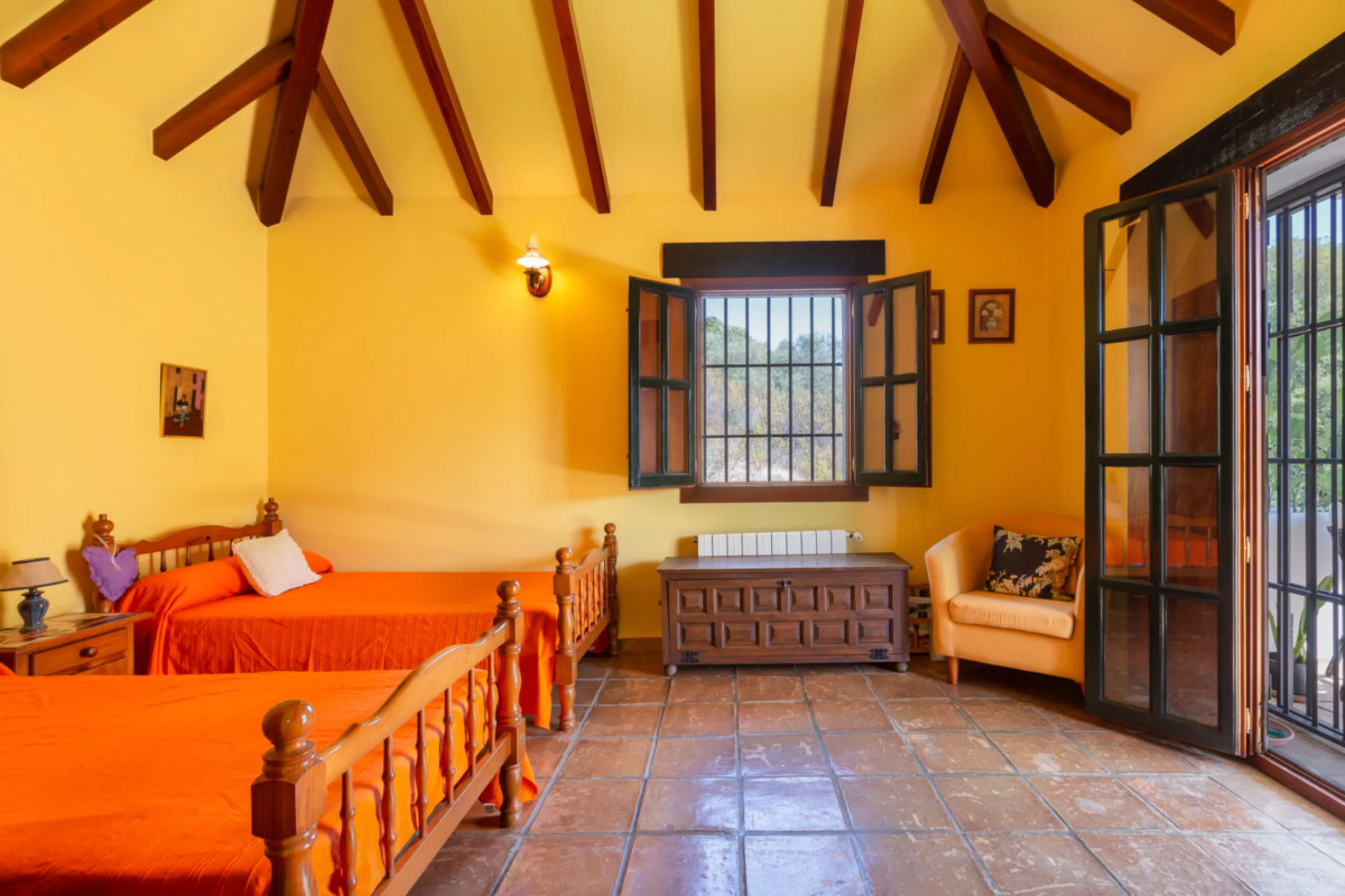 Rustic style villa distributed over three floors, located in a quiet area of Elviria. The property has four bedrooms, two bathrooms and a toilet, a fully fitted kitchen and a spacious living room. It is characterized by its high ceilings, its Andalusian s