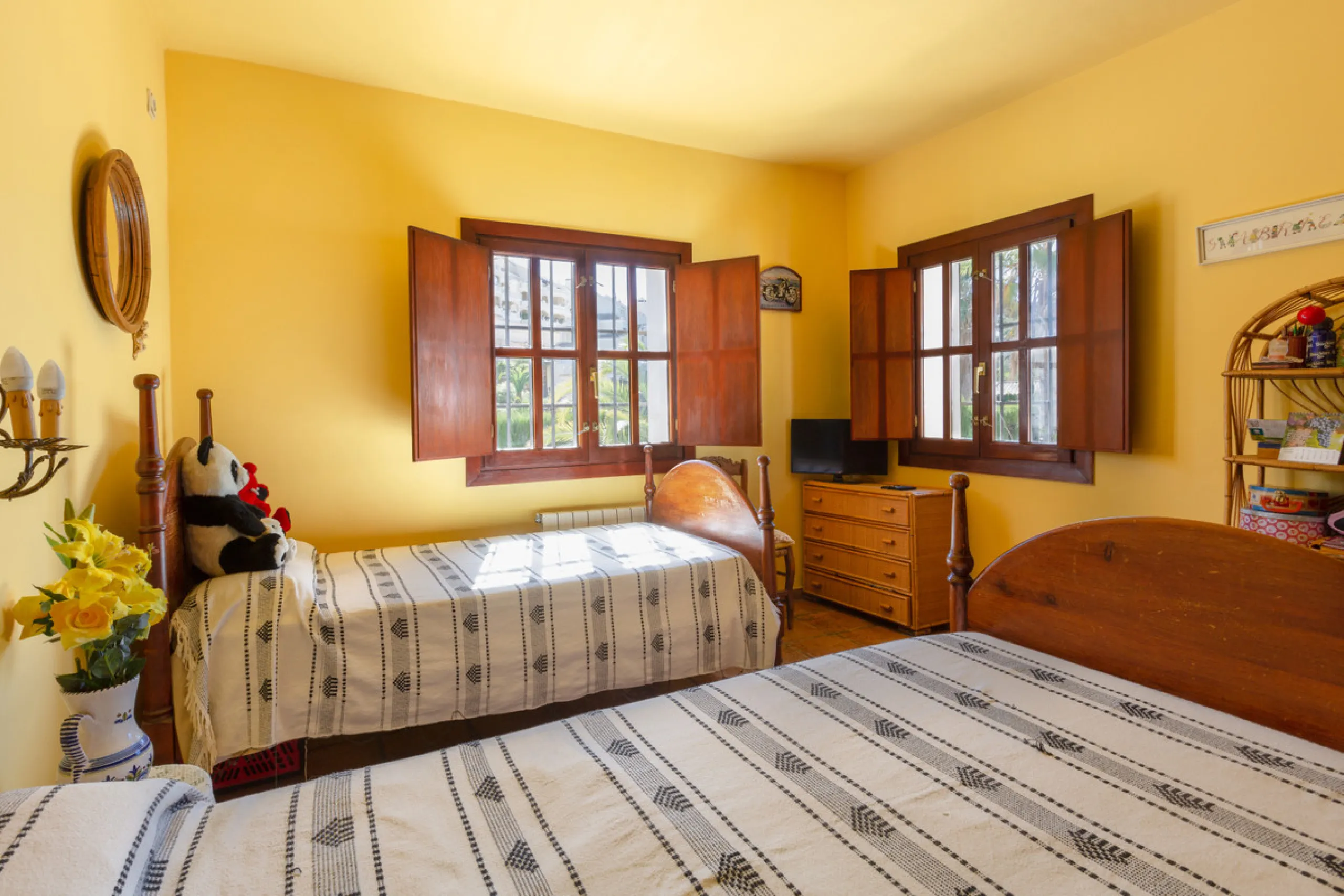 Rustic style villa distributed over three floors, located in a quiet area of Elviria. The property has four bedrooms, two bathrooms and a toilet, a fully fitted kitchen and a spacious living room. It is characterized by its high ceilings, its Andalusian s