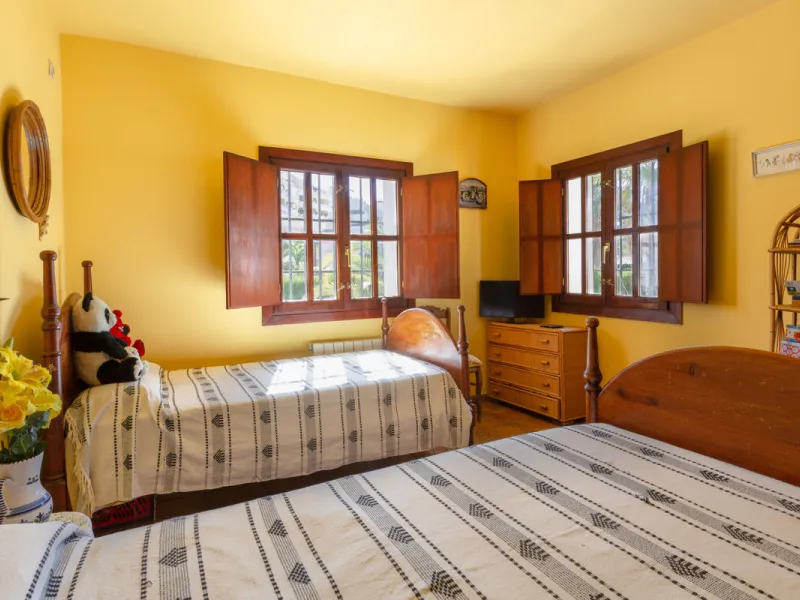 Rustic style villa distributed over three floors, located in a quiet area of Elviria. The property has four bedrooms, two bathrooms and a toilet, a fully fitted kitchen and a spacious living room. It is characterized by its high ceilings, its Andalusian s