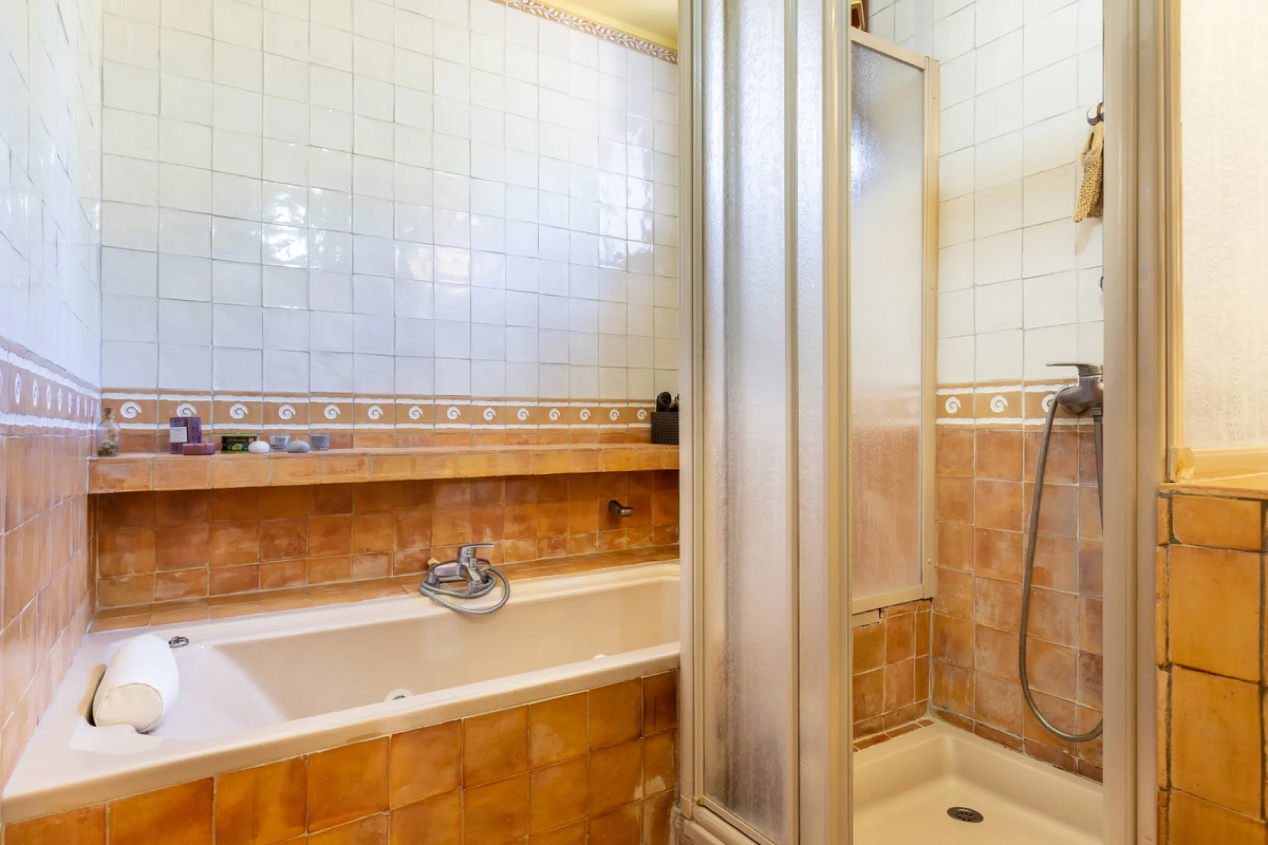 Rustic style villa distributed over three floors, located in a quiet area of Elviria. The property has four bedrooms, two bathrooms and a toilet, a fully fitted kitchen and a spacious living room. It is characterized by its high ceilings, its Andalusian s