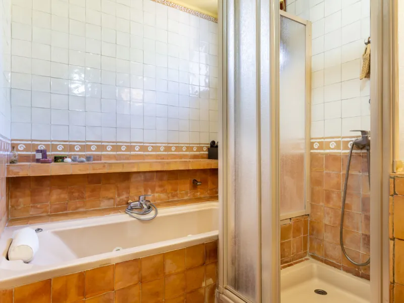 Rustic style villa distributed over three floors, located in a quiet area of Elviria. The property has four bedrooms, two bathrooms and a toilet, a fully fitted kitchen and a spacious living room. It is characterized by its high ceilings, its Andalusian s