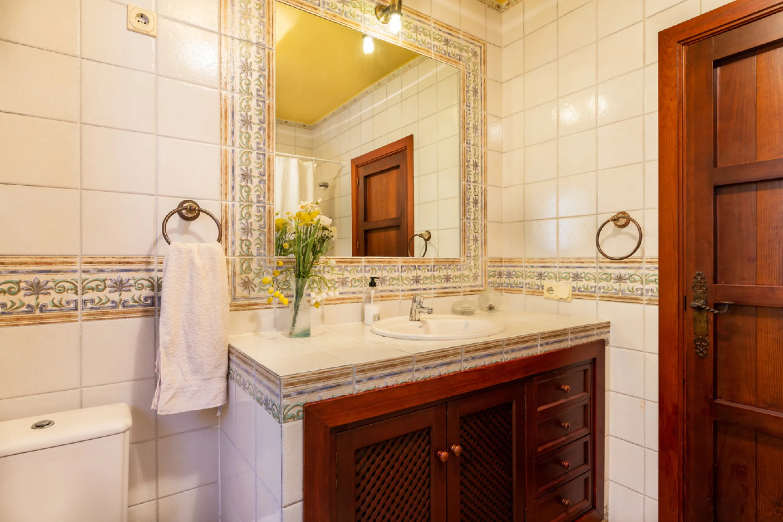 Rustic style villa distributed over three floors, located in a quiet area of Elviria. The property has four bedrooms, two bathrooms and a toilet, a fully fitted kitchen and a spacious living room. It is characterized by its high ceilings, its Andalusian s