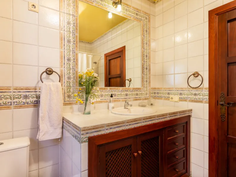 Rustic style villa distributed over three floors, located in a quiet area of Elviria. The property has four bedrooms, two bathrooms and a toilet, a fully fitted kitchen and a spacious living room. It is characterized by its high ceilings, its Andalusian s