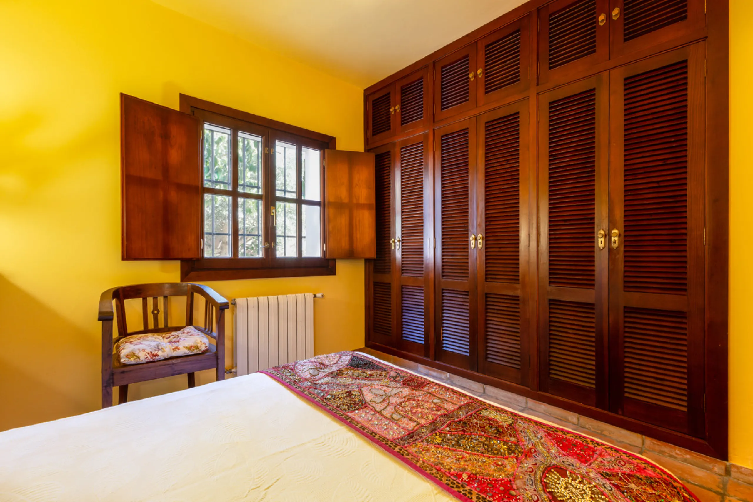 Rustic style villa distributed over three floors, located in a quiet area of Elviria. The property has four bedrooms, two bathrooms and a toilet, a fully fitted kitchen and a spacious living room. It is characterized by its high ceilings, its Andalusian s