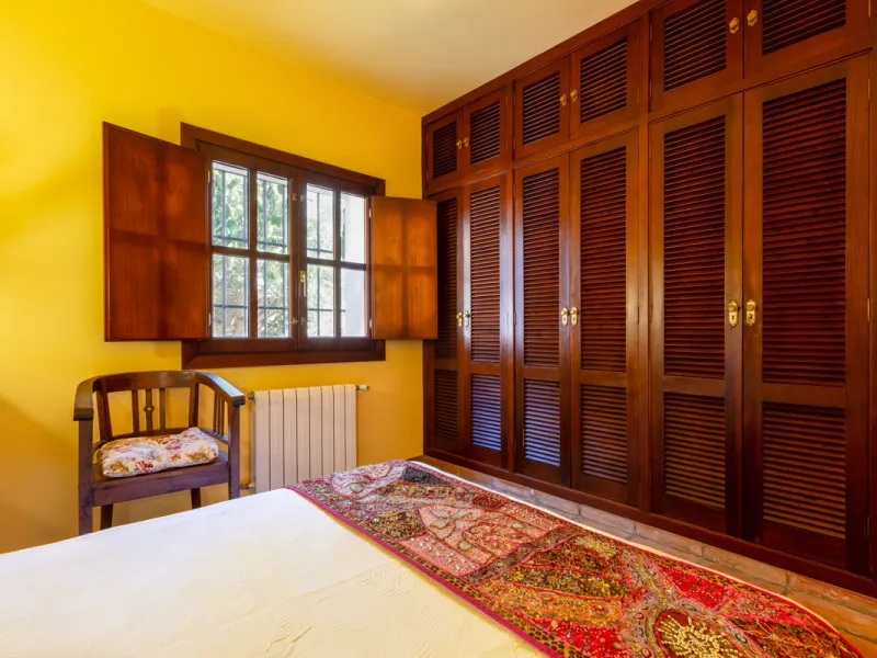 Rustic style villa distributed over three floors, located in a quiet area of Elviria. The property has four bedrooms, two bathrooms and a toilet, a fully fitted kitchen and a spacious living room. It is characterized by its high ceilings, its Andalusian s