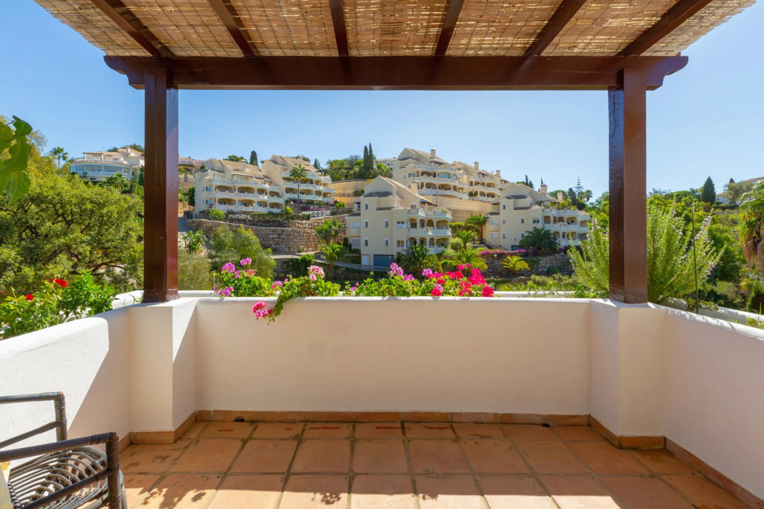 Rustic style villa distributed over three floors, located in a quiet area of Elviria. The property has four bedrooms, two bathrooms and a toilet, a fully fitted kitchen and a spacious living room. It is characterized by its high ceilings, its Andalusian s