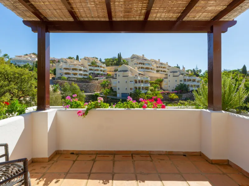 Rustic style villa distributed over three floors, located in a quiet area of Elviria. The property has four bedrooms, two bathrooms and a toilet, a fully fitted kitchen and a spacious living room. It is characterized by its high ceilings, its Andalusian s